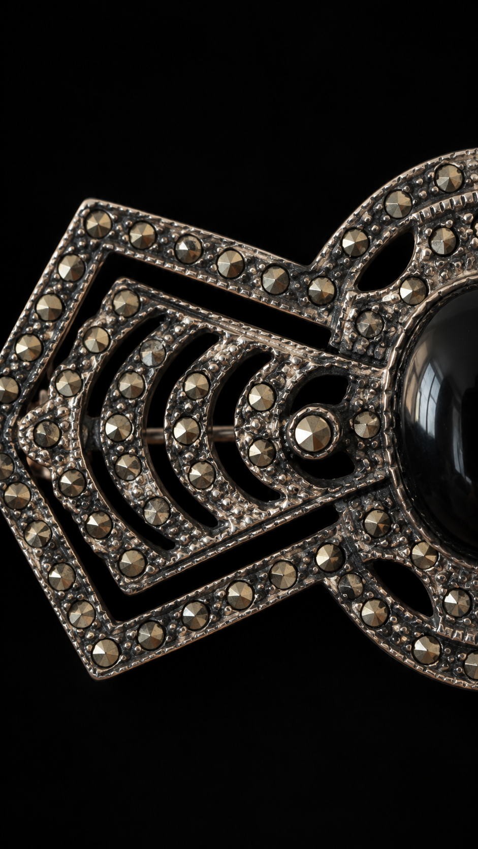 Spilla anni ‘40 in argento massiccio e marcasiti con cabochon nero smaltato