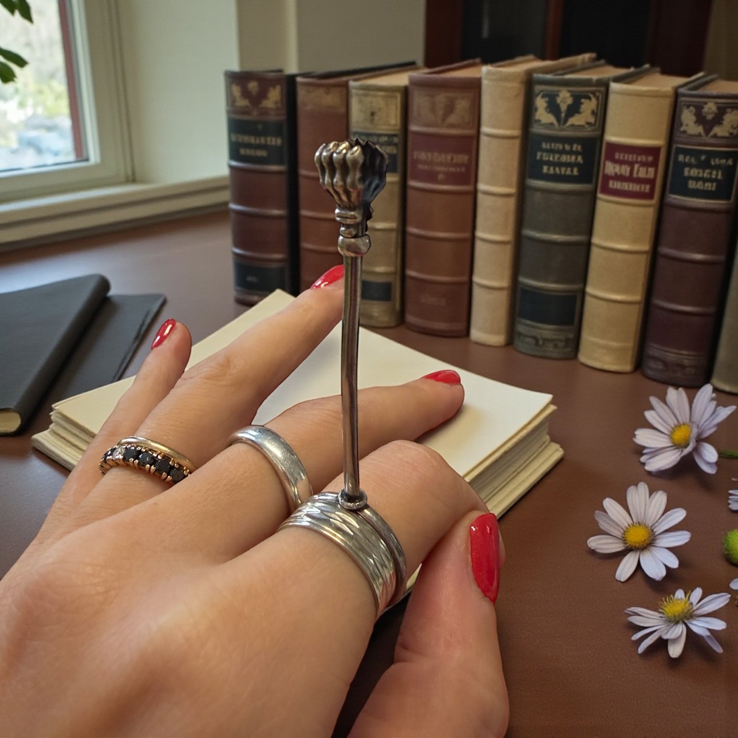 Porta-sigaretta da dito, anello in argento con asta regolabile e zampe leonine, fine ‘800 primo ‘900