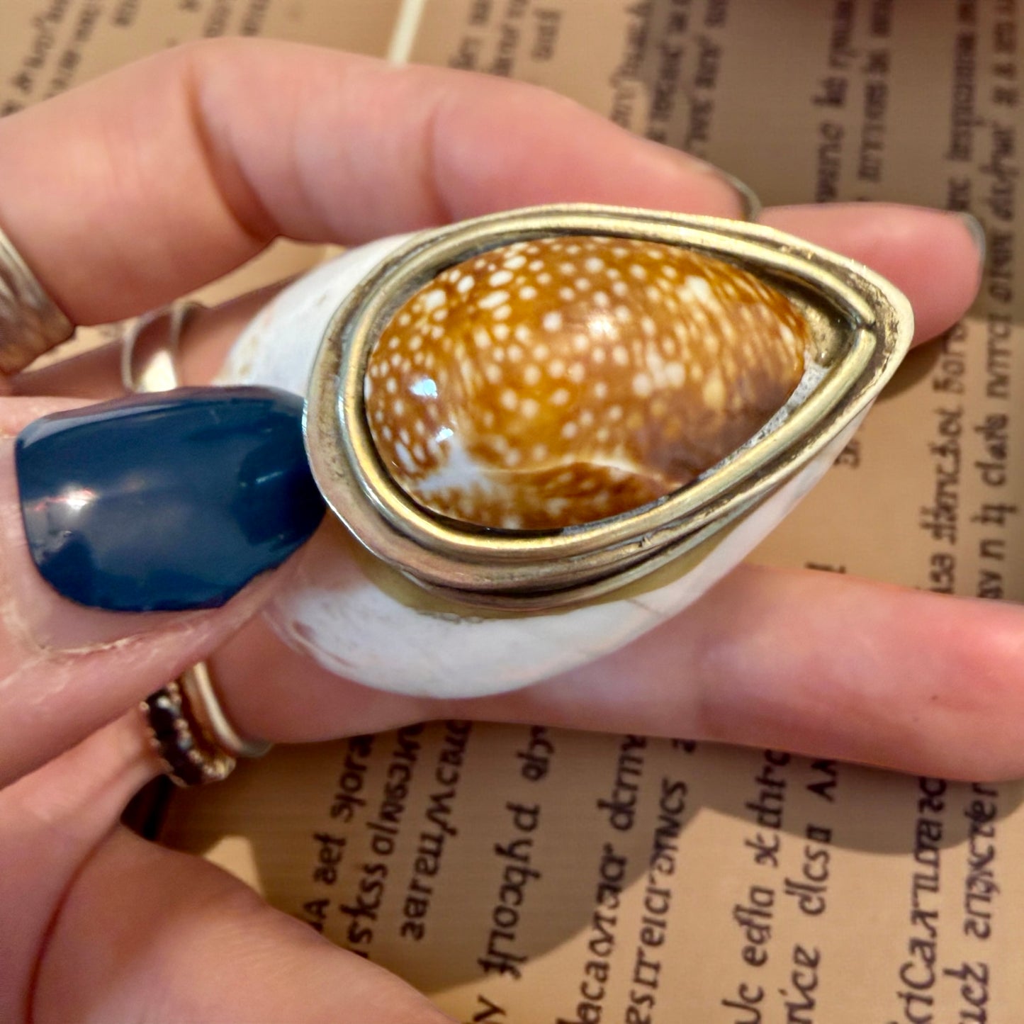 Tabacchiera da fiuto ricavata da valve di conchiglie, ca meta ‘900