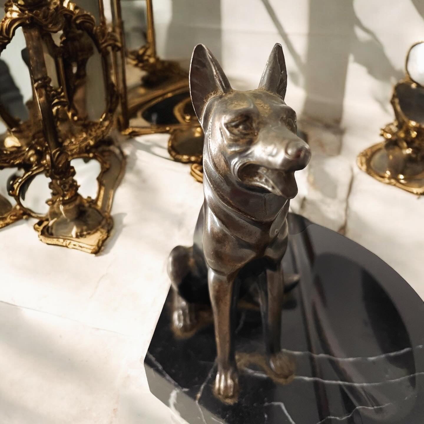 Black marble pen holder with art deco dog