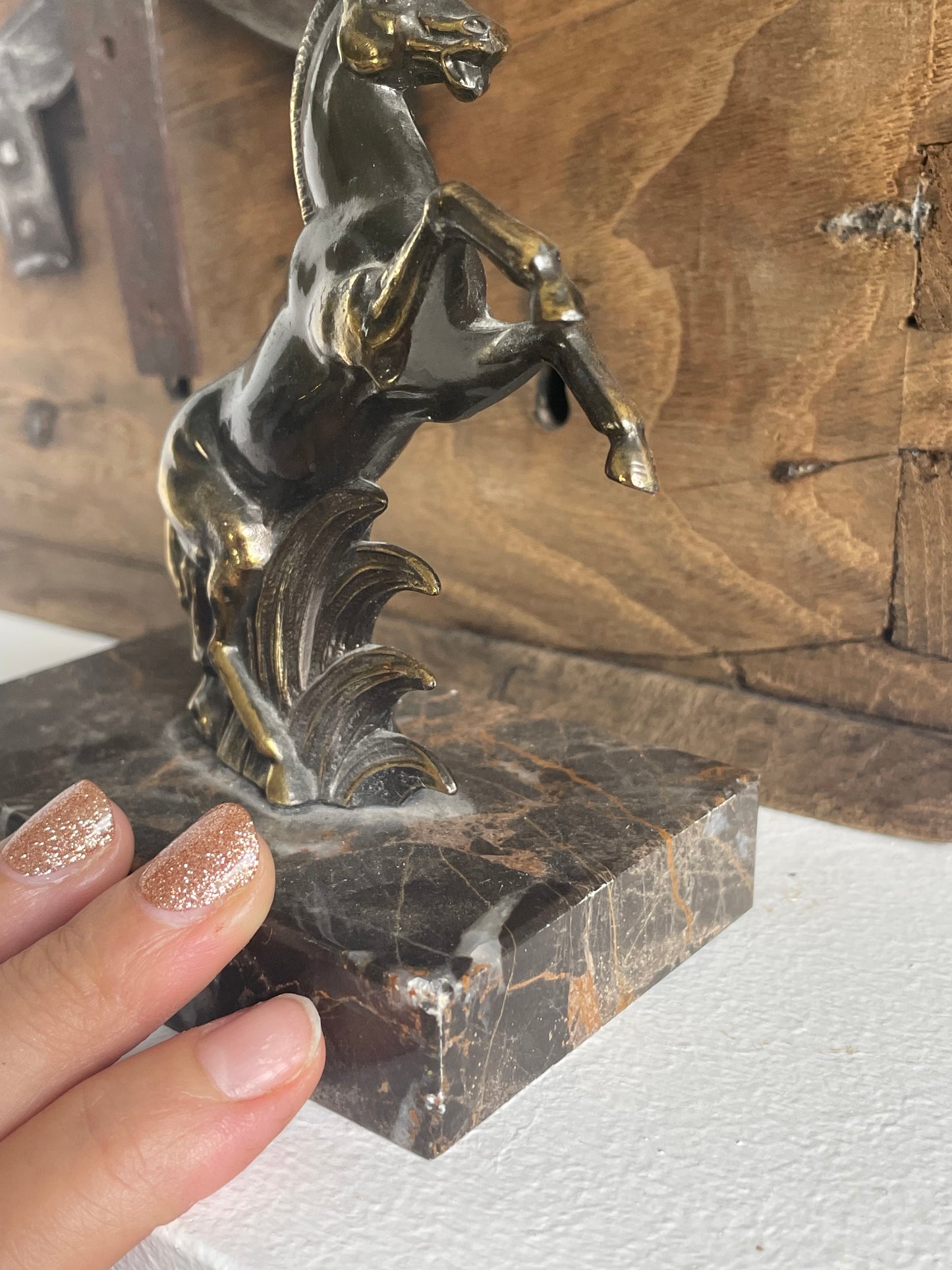 Statua fermacarte cavallino rampante su marmo, anni ‘40-‘50
