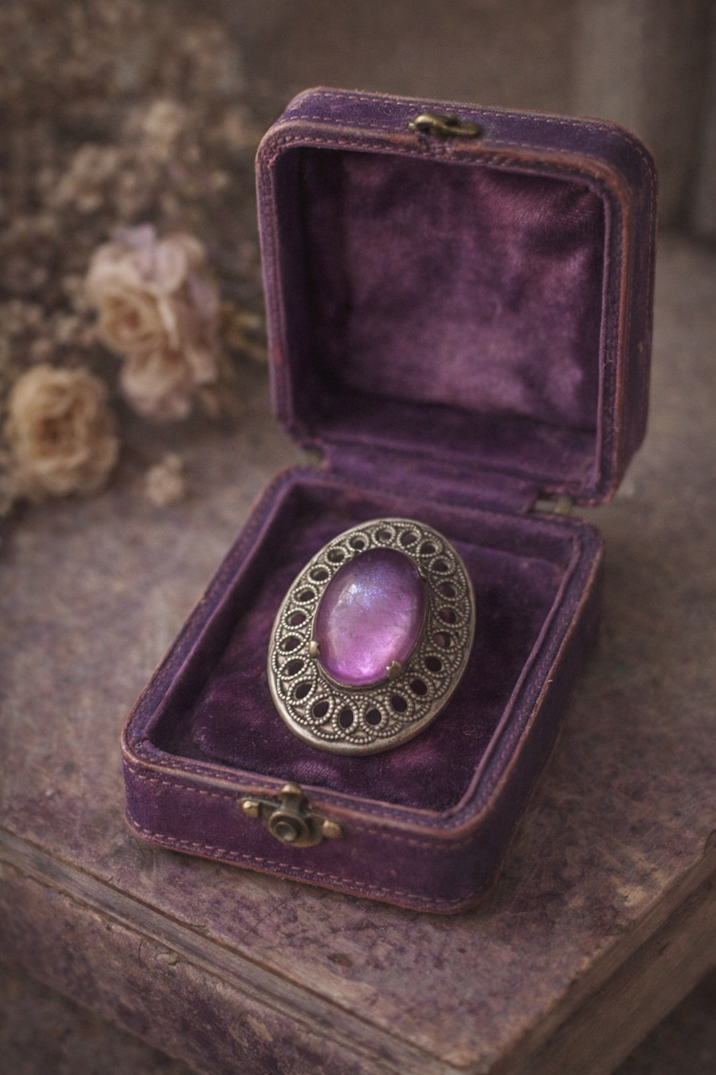 Spilla antica con clip, pasta di vetro color viola del pensiero, placcata argento francese anni ‘30