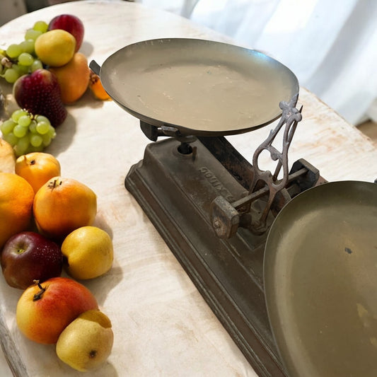 Antica Bilancia da bottega a due piatti completa di pesiera in legno