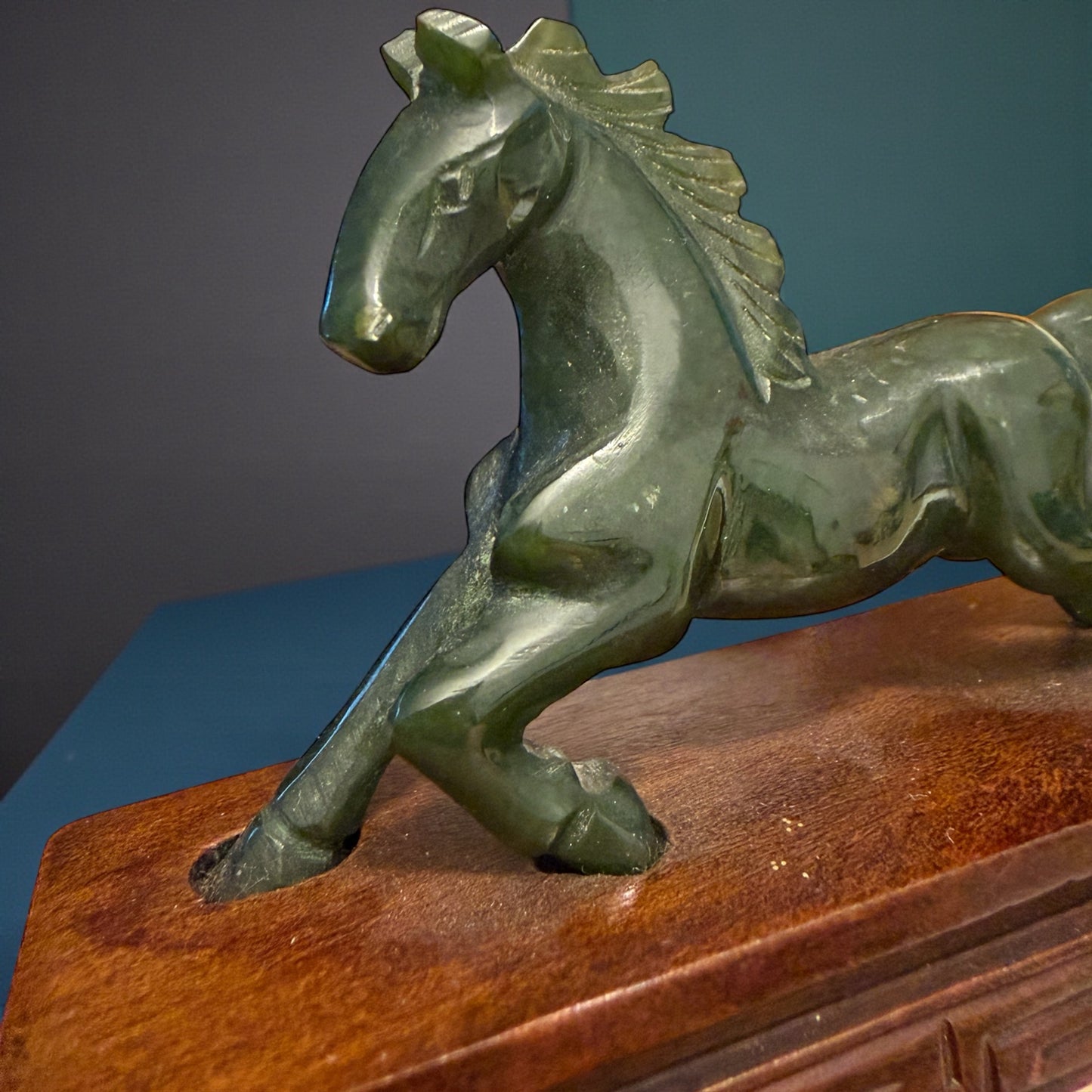 Coppia sculture cavalli in giada su base lignea, mid century arte orientale