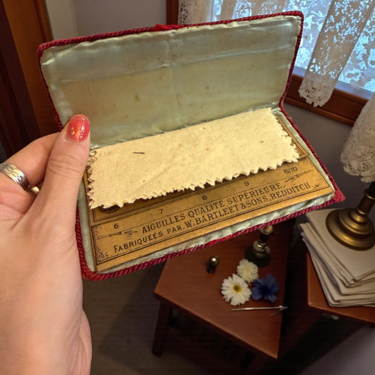 Porta aghi needle case in seta dipinta a mano, fine ‘800, astuccio con cartonato originale interno