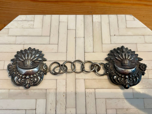 Chiusura per mantello in argento, francese, ca 1900