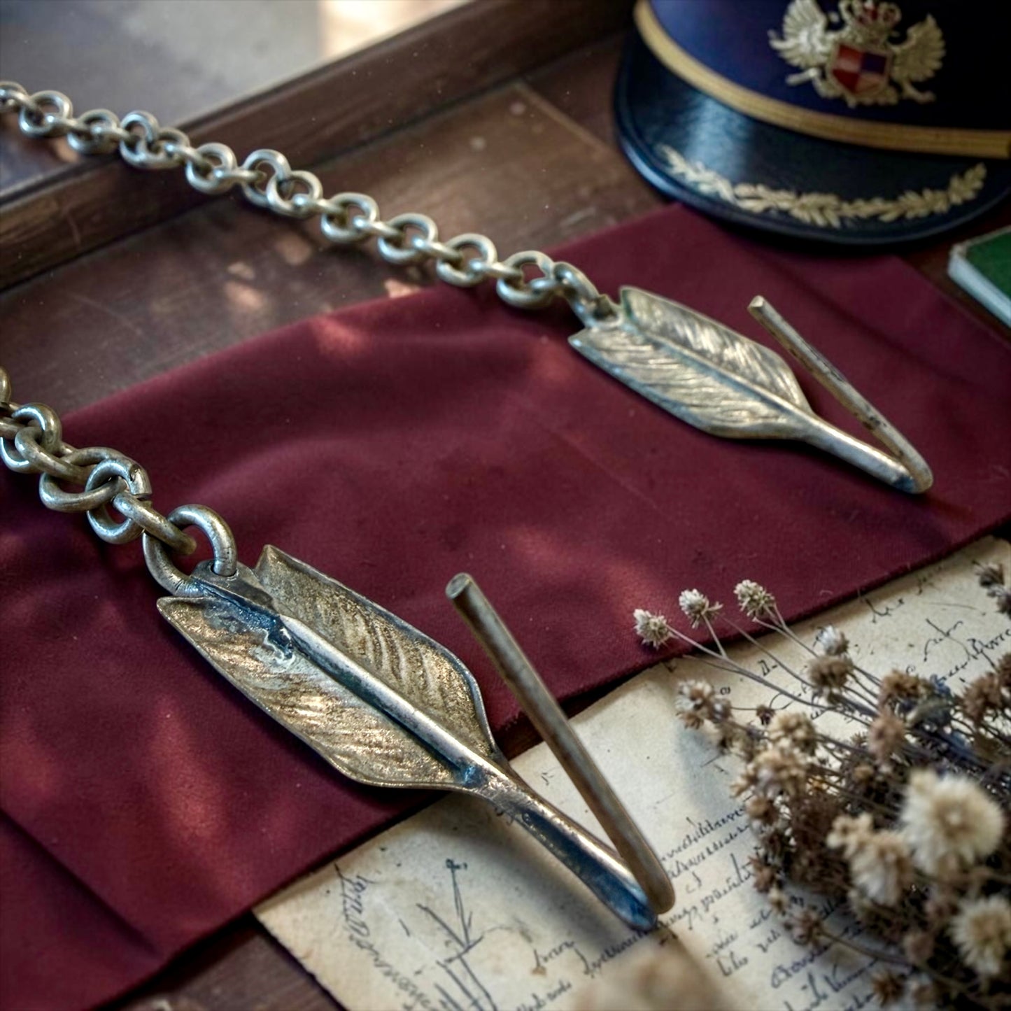 Fregio militare con aquila e scudo sabaudi Reggio Esercito e catene