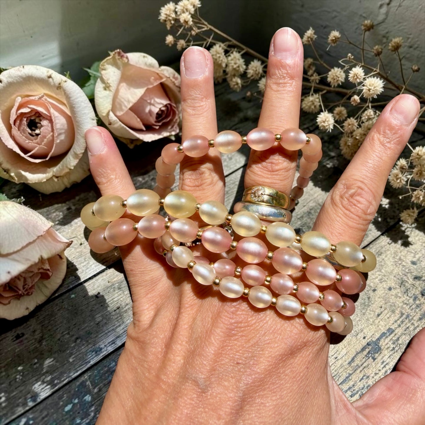 Collana a doppio filo in perle olivine degradé di lucite color perla e cipria, anni ‘50