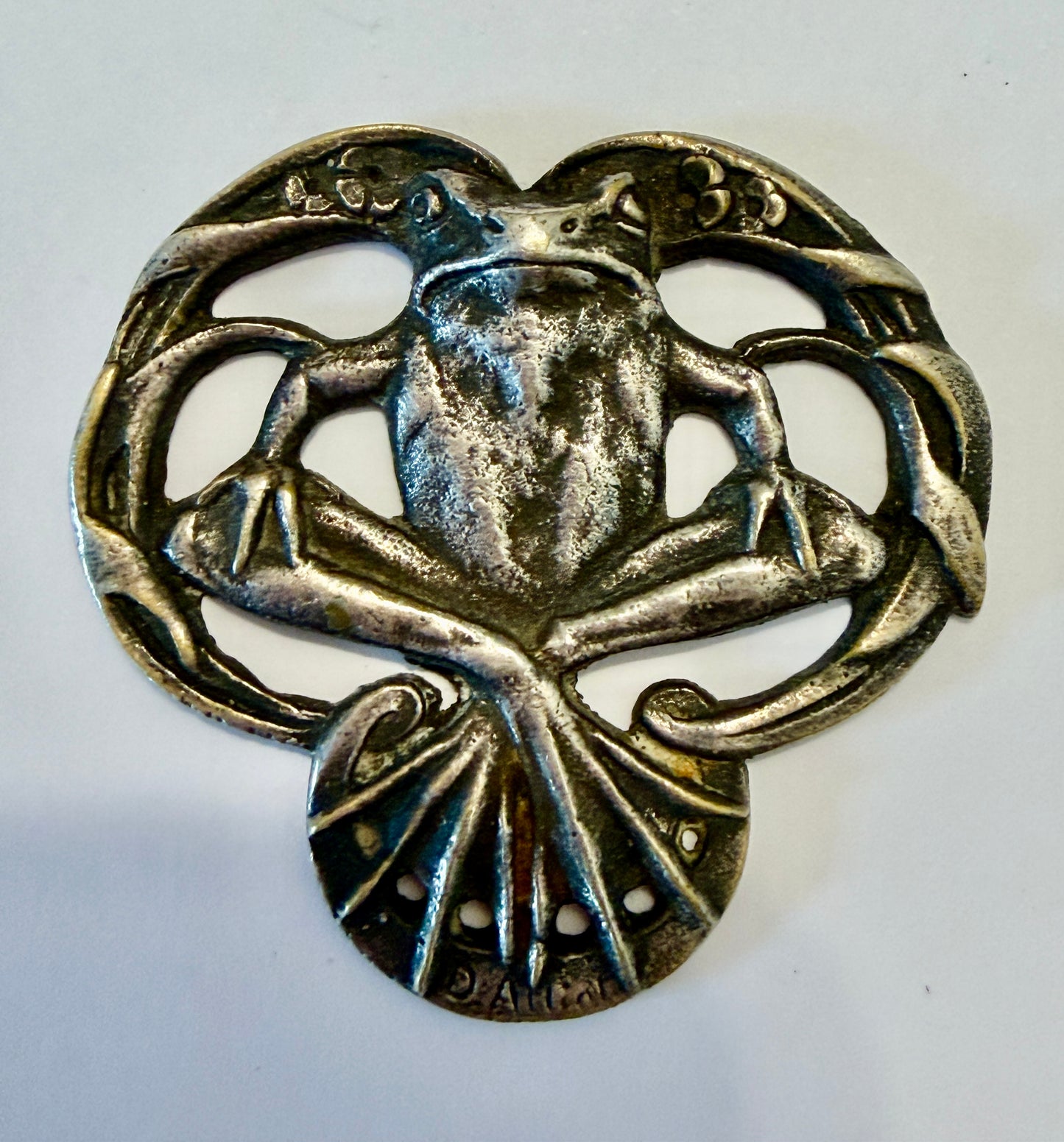 Medaglione liberty placcato argento, firmato, a guisa di rana in cornice floreale