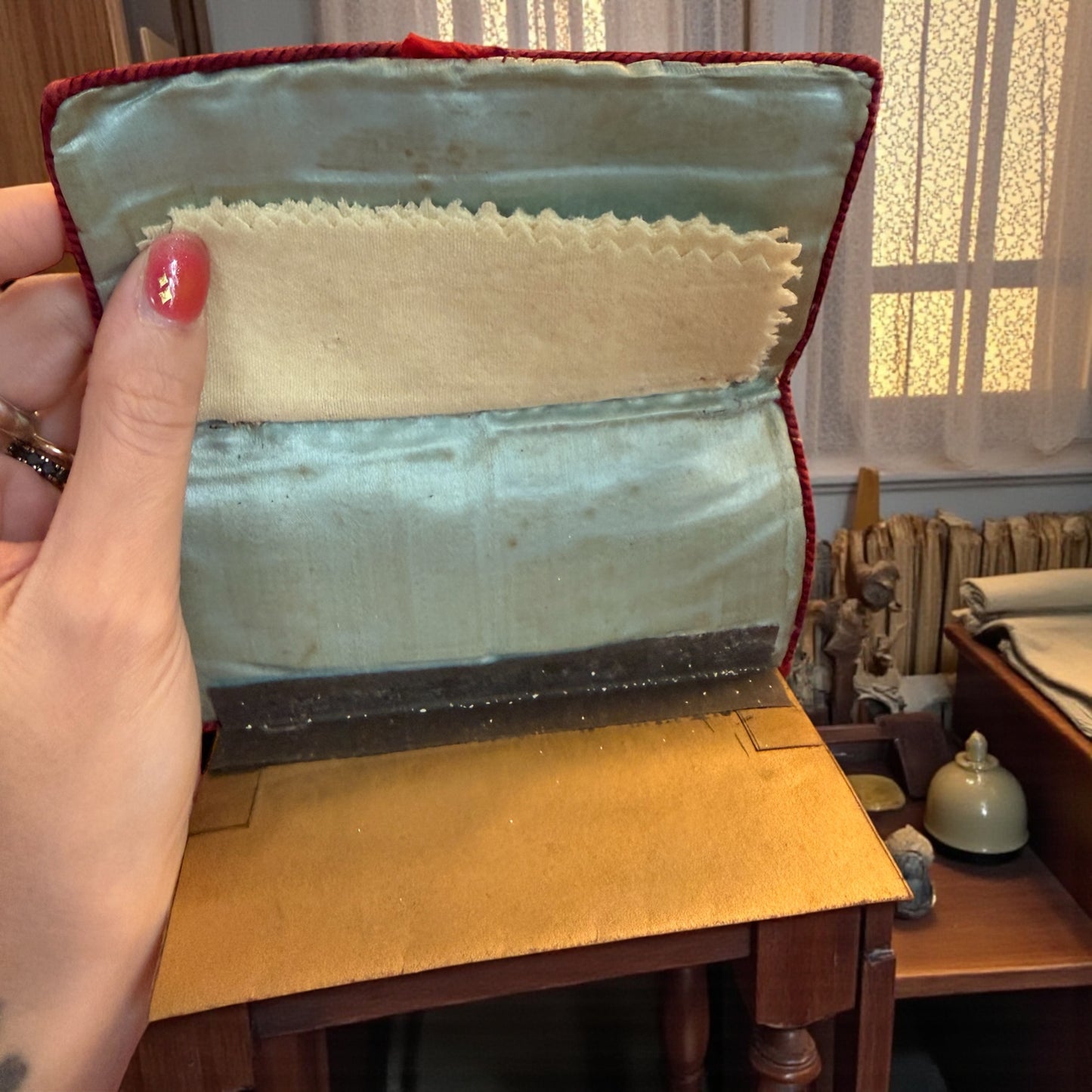 Porta aghi needle case in seta dipinta a mano, fine ‘800, astuccio con cartonato originale interno