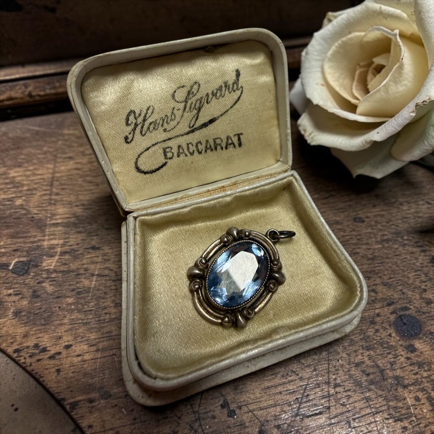 Pendente argentato con cristallo azzurro Liberty in scrigno d’epoca coevo