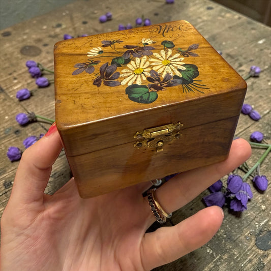 Antica scatola porta gioie “Nice” fine ‘800 con viole dipinte e interno seta capitonné