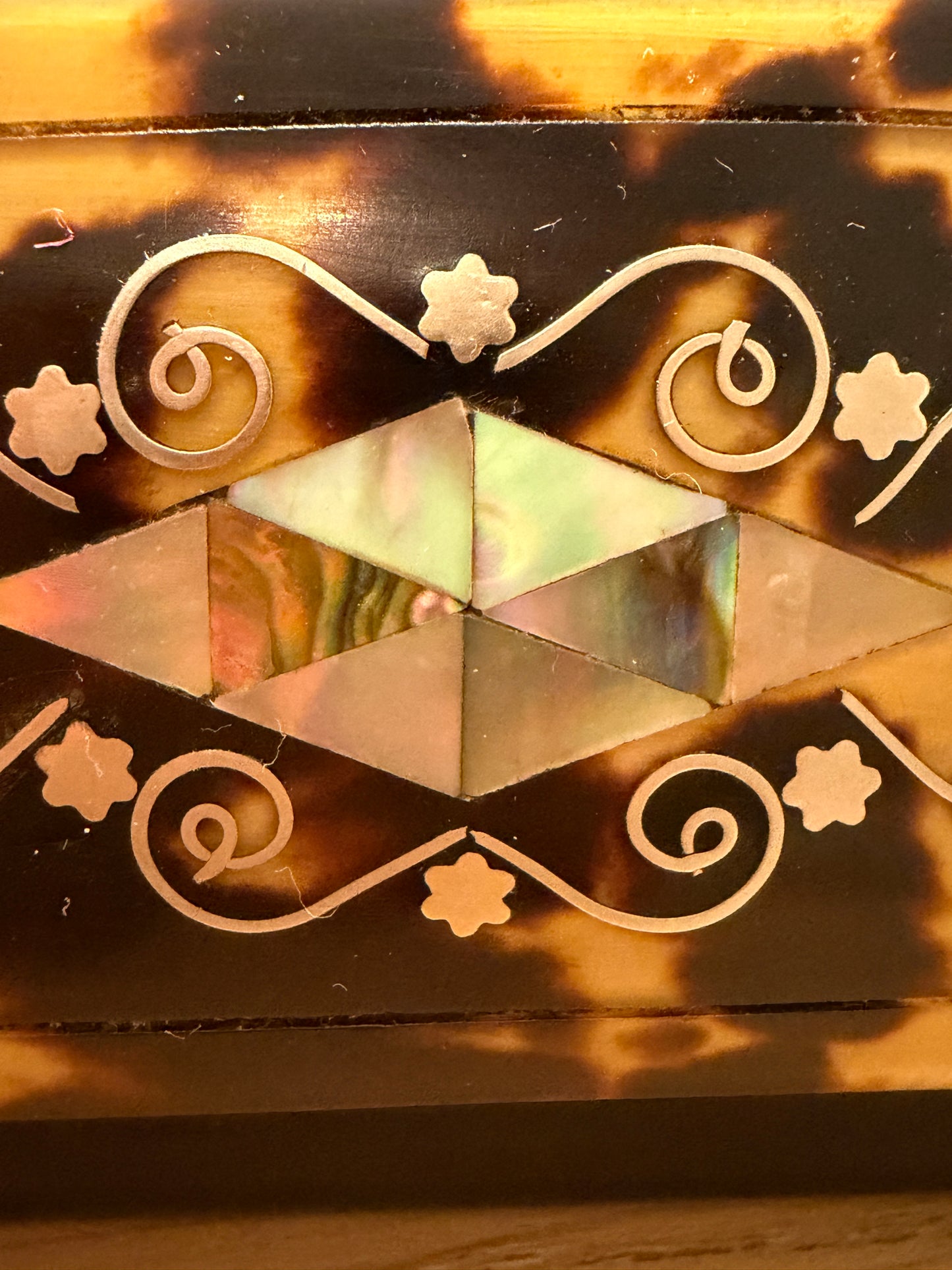 Tabacchiera antica da tasca in corno e finta tartaruga con intarsi in madreperla