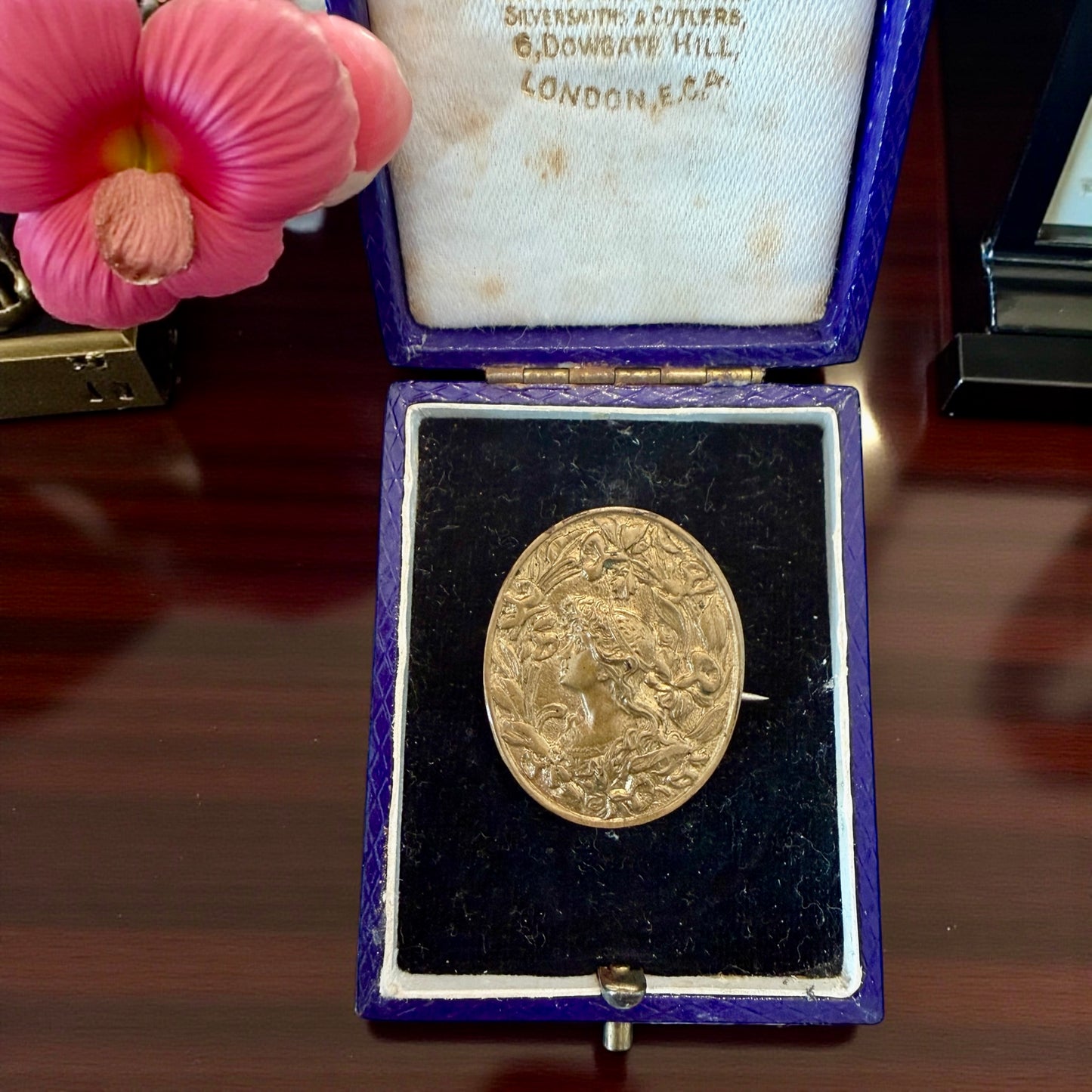 Spilla a cammeo anni ‘20 ca con allegoria femminile tra liberty e neoclassico, con scrigno originale Londinese