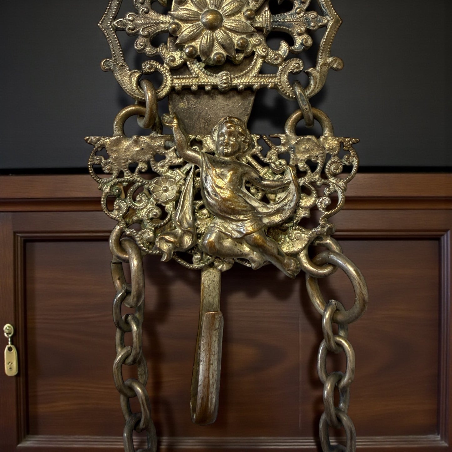 Chatelaine reggi calze con putti, lega metallica, fine ‘800 - primo ‘900