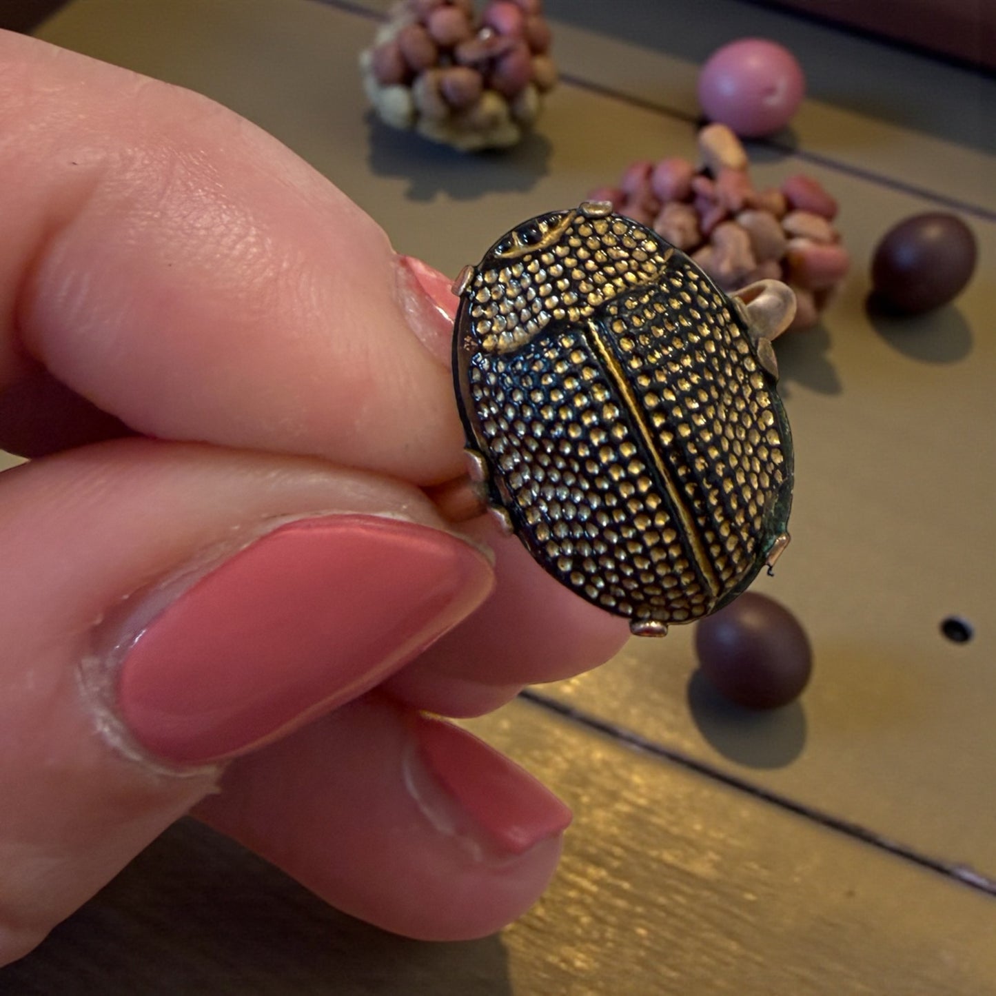 Anello raro vittoriano con scarabeo placcato in oro