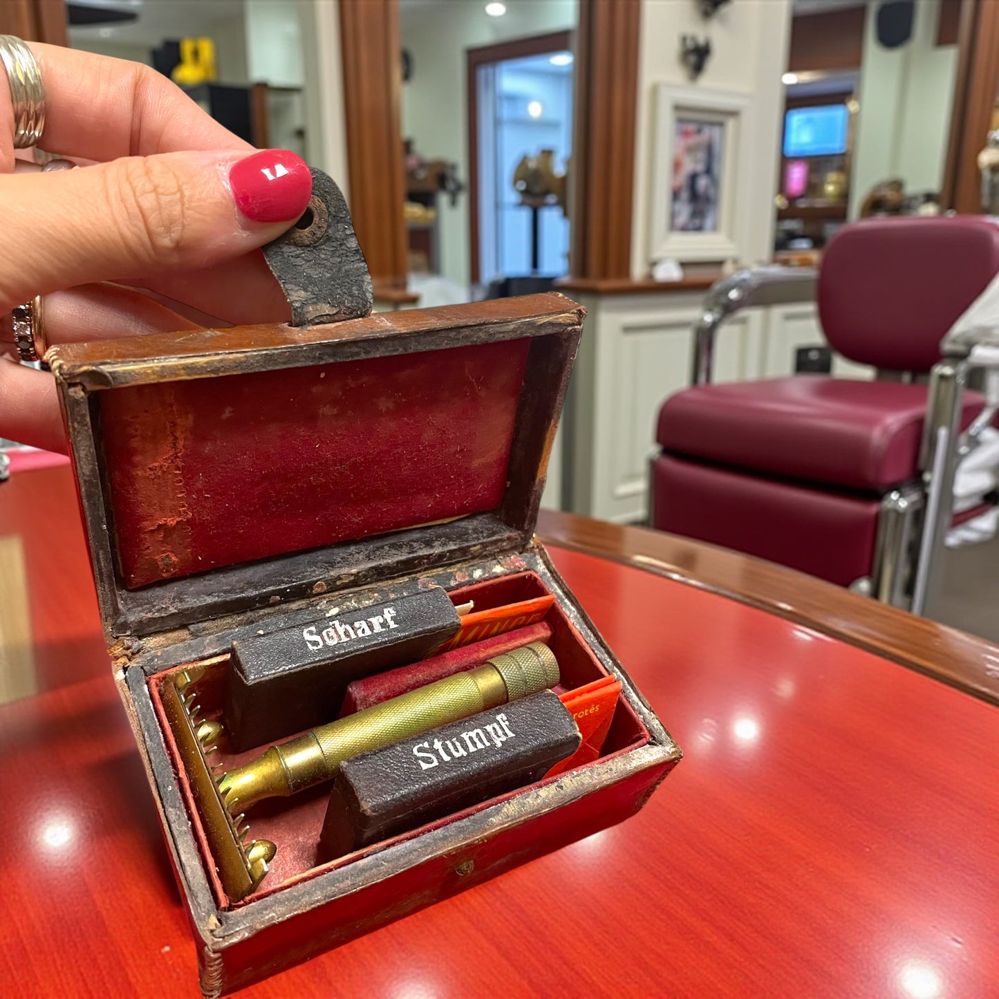 Set rasoio in ottone, porta lamette & lamette in custodia pelle anni ‘20 ca