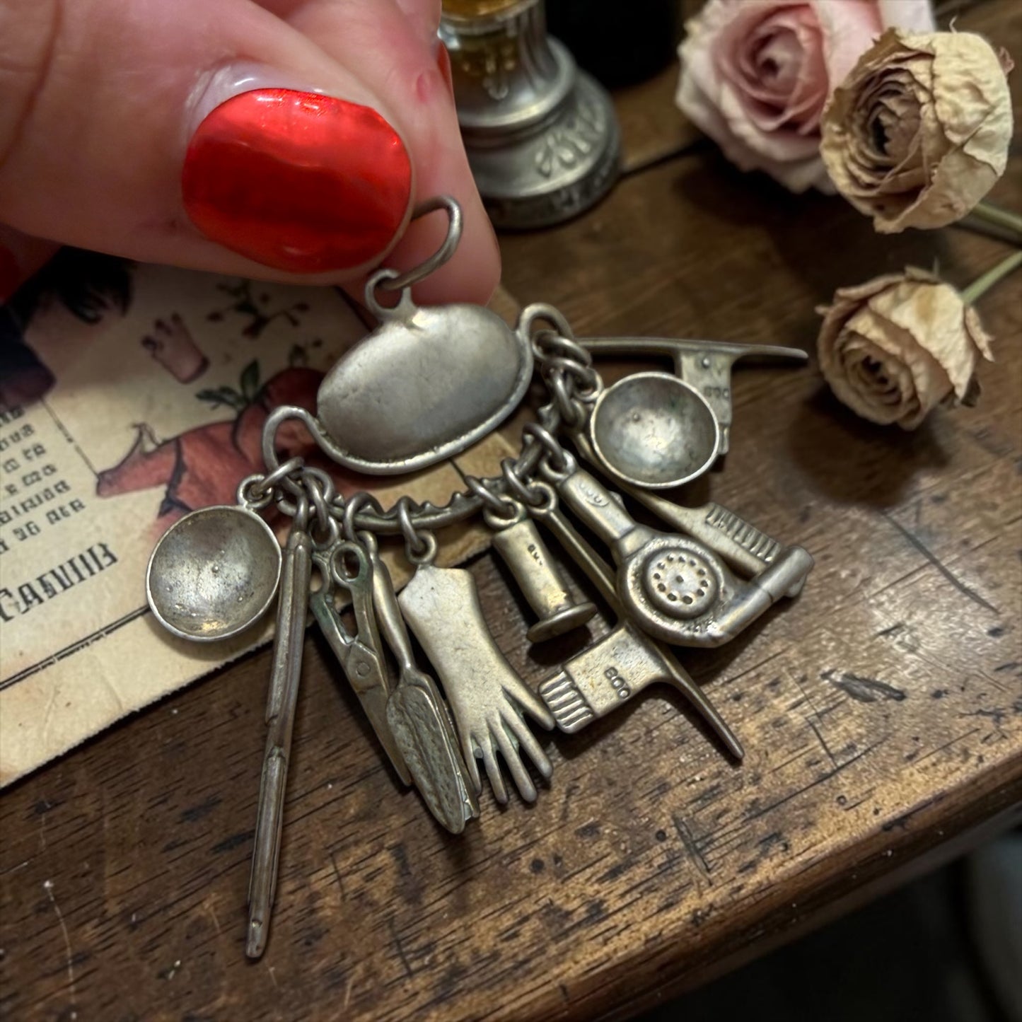Pendente tematico in argento 800 con miniature, anni ‘50 barber shop / parrucchiere