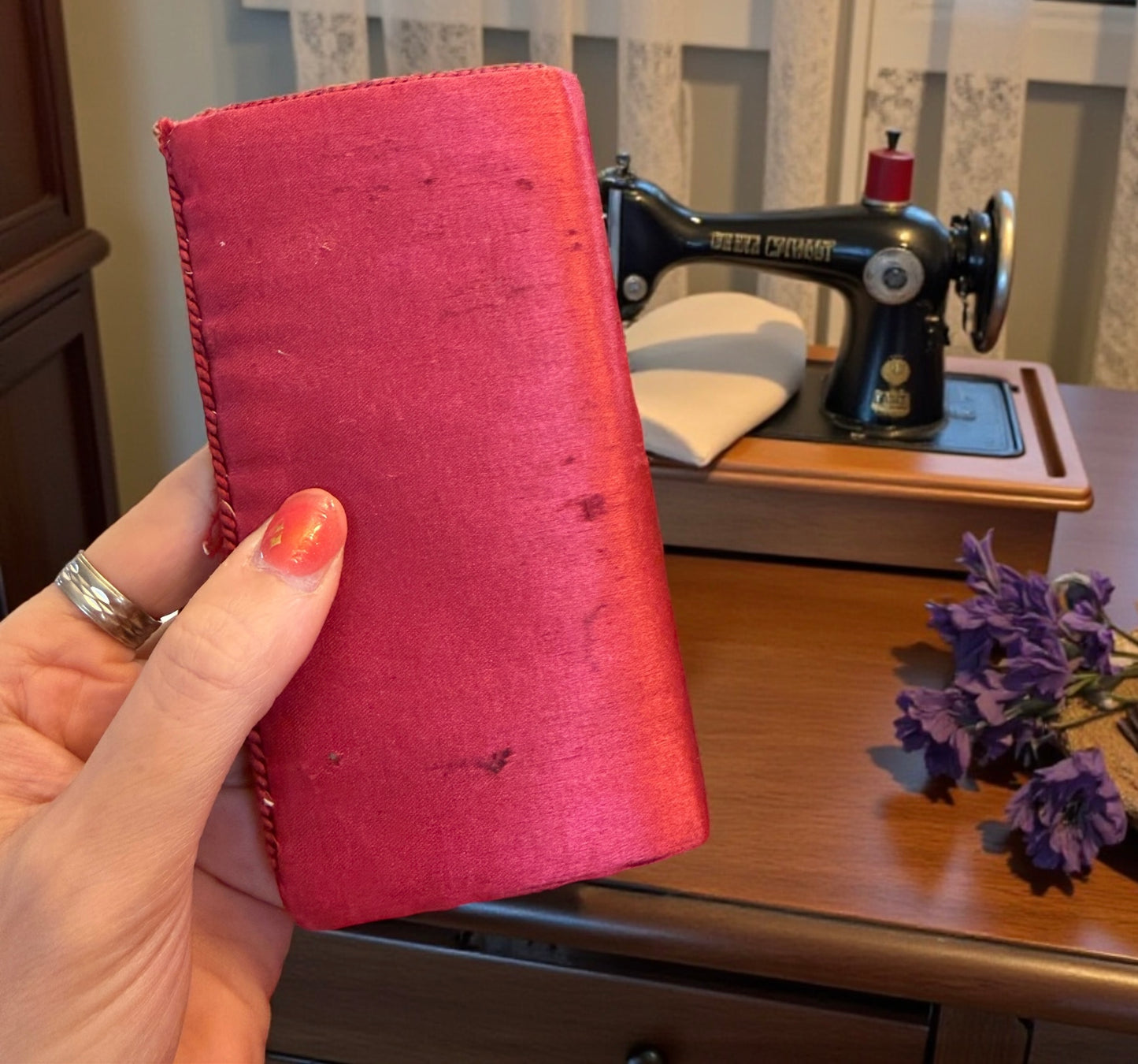 Porta aghi needle case in seta dipinta a mano, fine ‘800, astuccio con cartonato originale interno