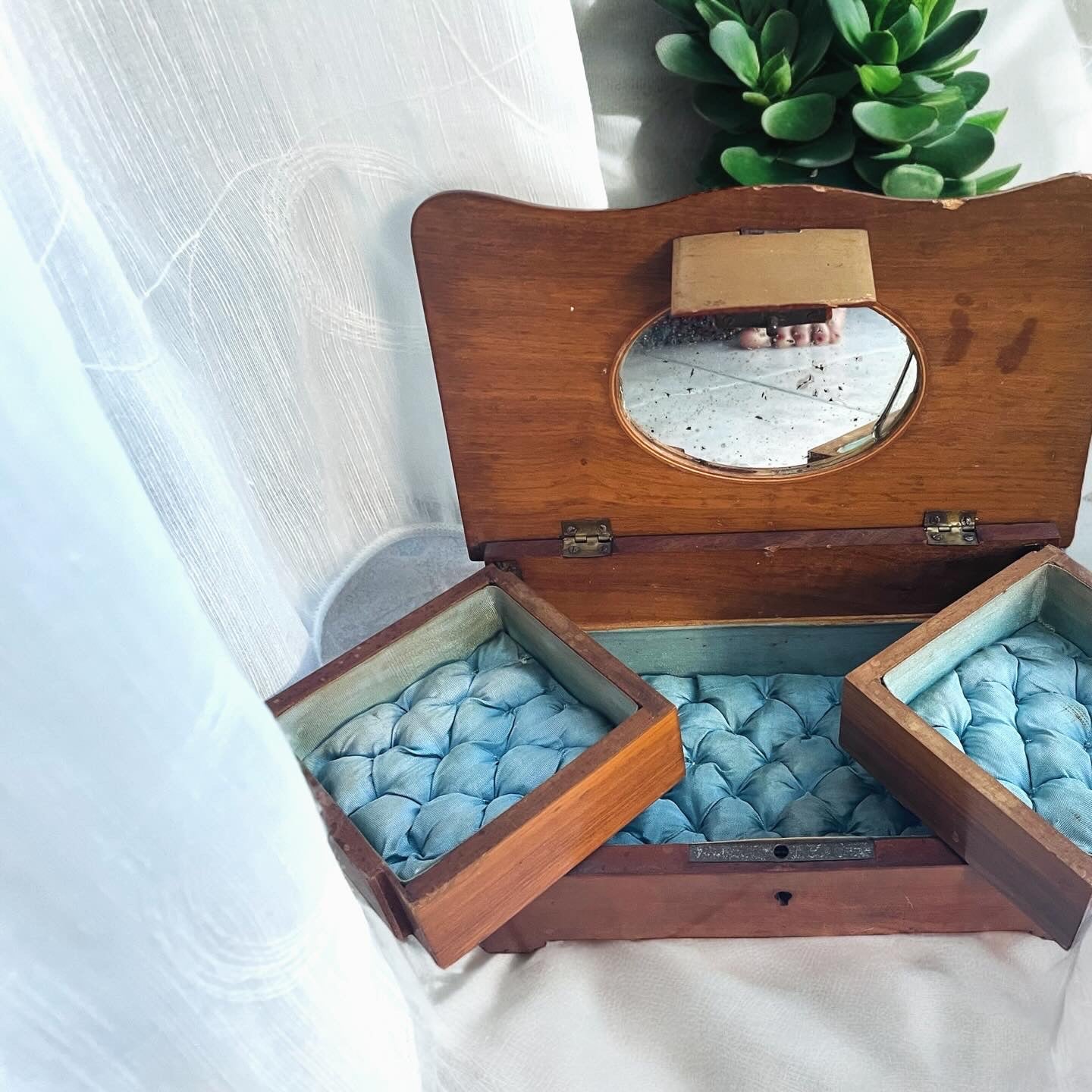 Padded jewelry box with swallows