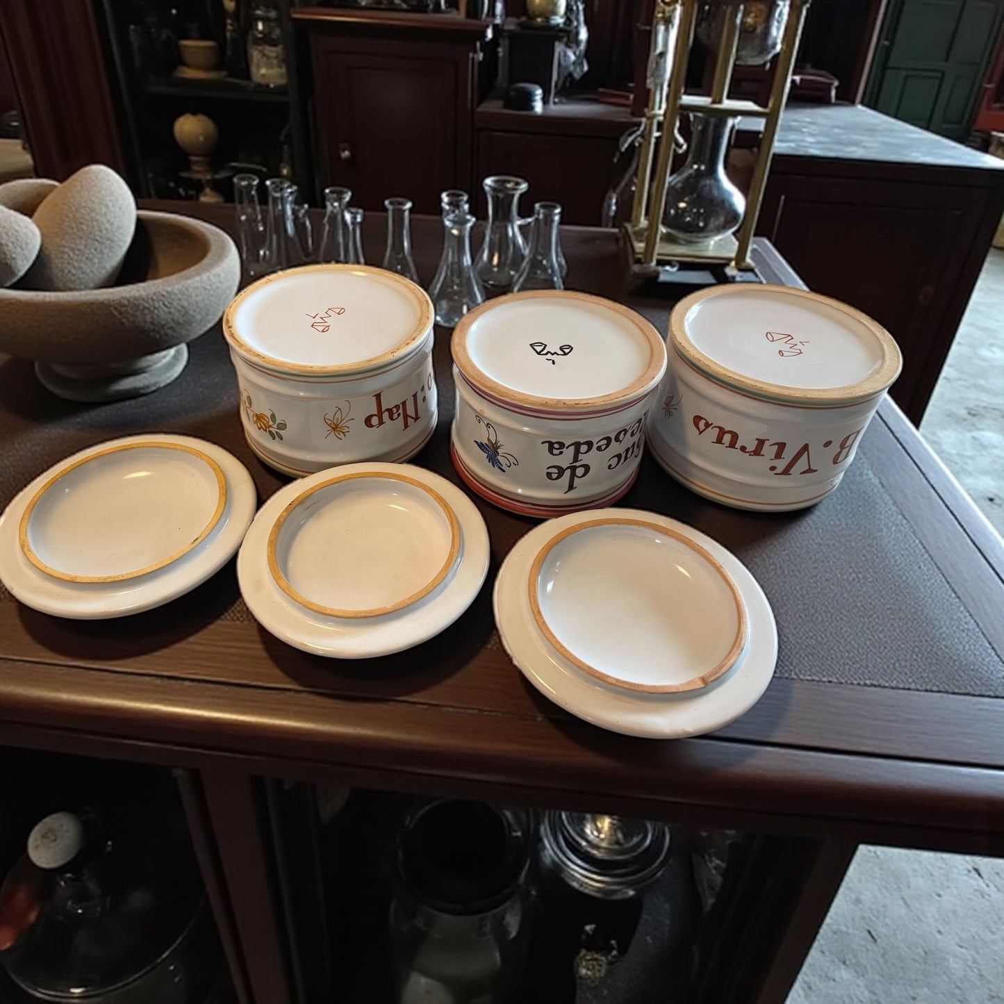 Tris vasi vintage da farmacia con coperchio a battuta dipinti a mano