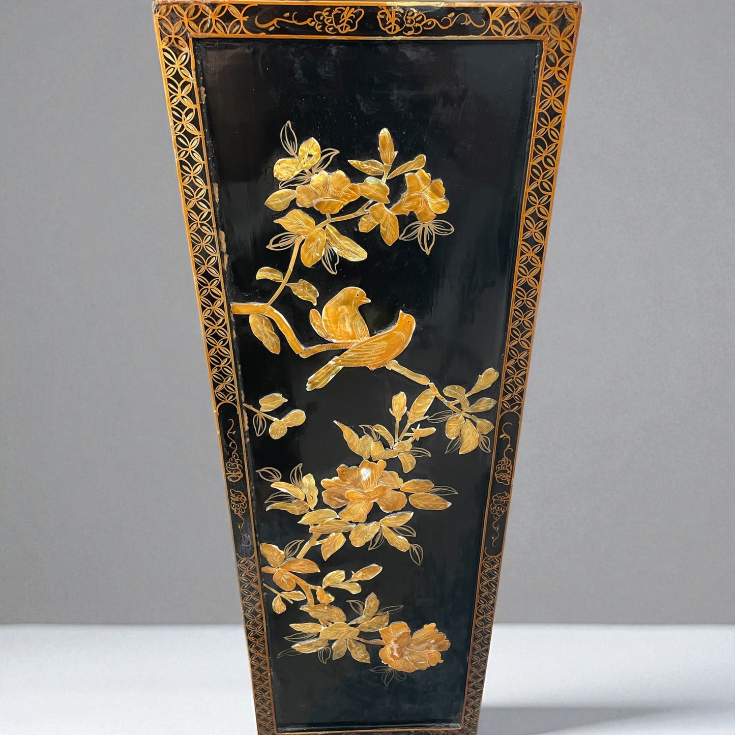 Grande pannello orientale in legno e madreperla anni ‘60 91 cm
