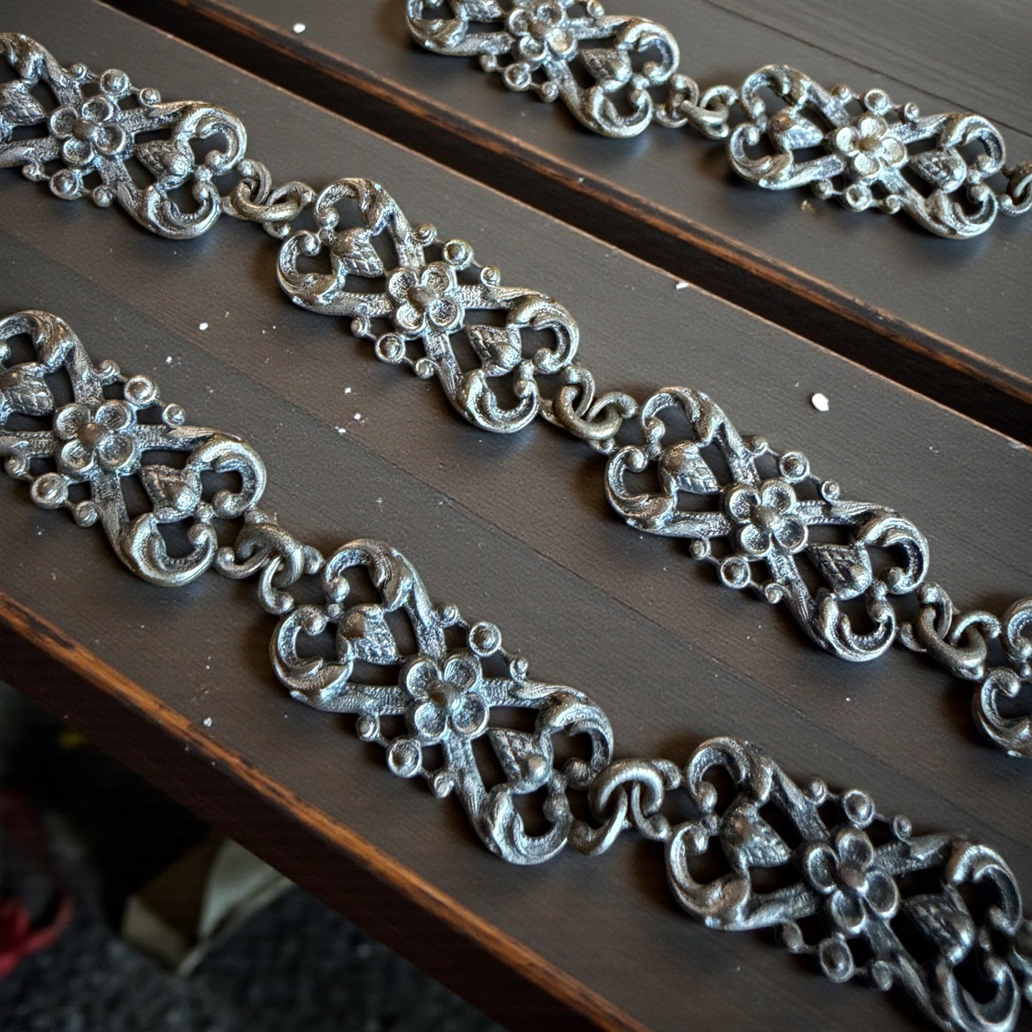 Chatelaine da sarta a 3 catene, riccamente decorata, ca anni ‘30