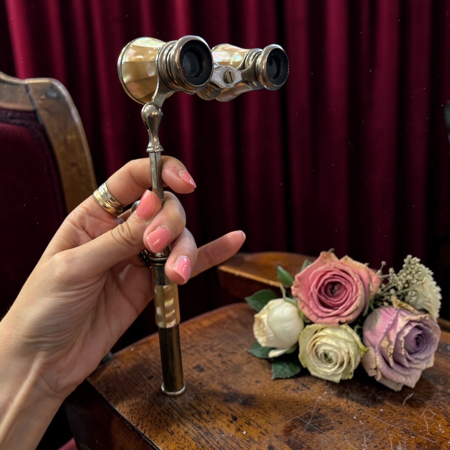 Antico binocolo opera glasses in madreperla con manico telescopico, ca 1890-1910