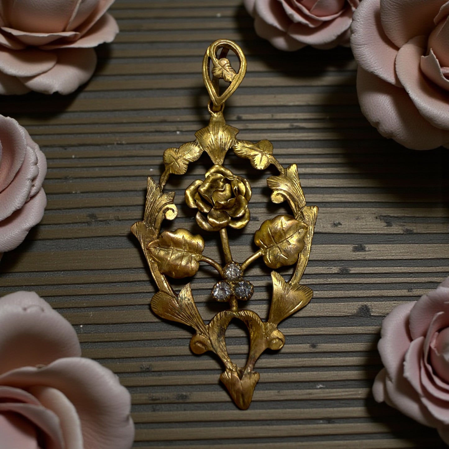 Pendente gioiello antico tardo ‘800 con rosa e vetri tagliati a brillante, prob princisbecco