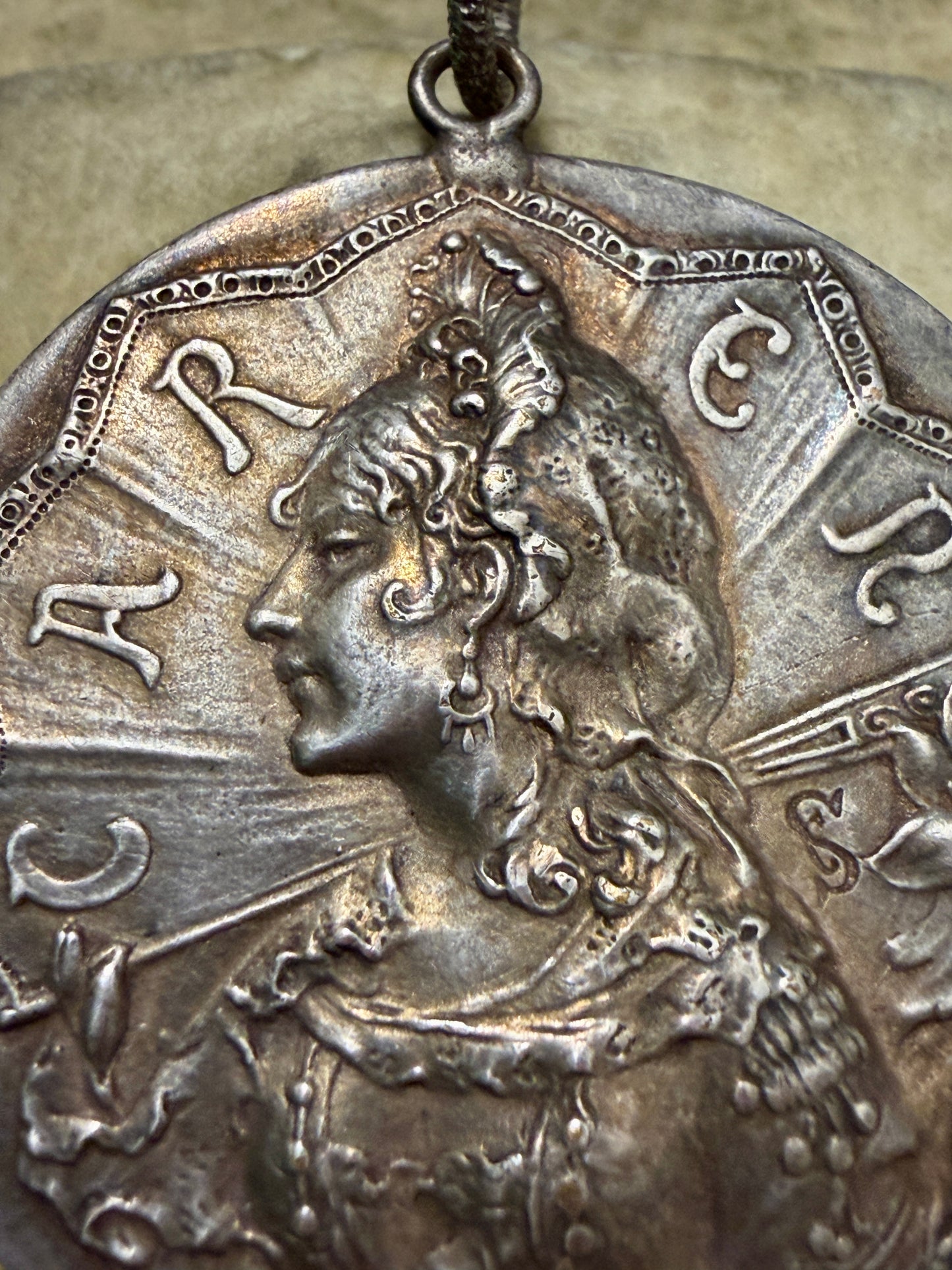 Gioiello Musa dell’Art Nouveau, Carmen come allegoria della donna nuova, fine ‘800 con scrigno