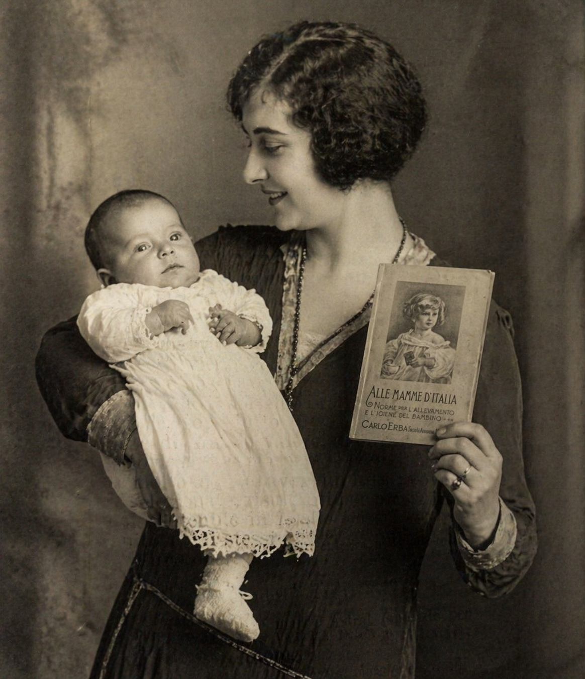 Libro fine anni ‘20 Alle Mamme D’Italia norme per l’allevamento e l’igiene del bambino