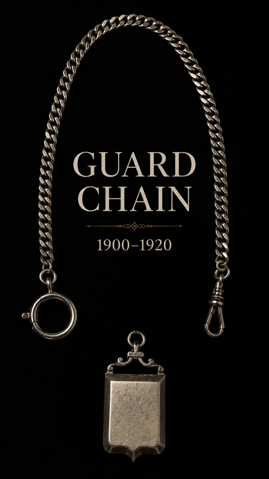 Antica guard chain con locket sentimentale apribile a guisa di stemma araldico