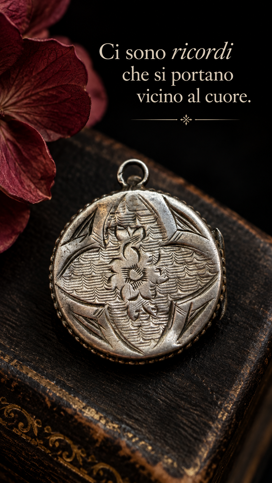 Antico locket in argento massiccio pendente porta foto inciso con foto epoca fine ‘800 primi ‘900