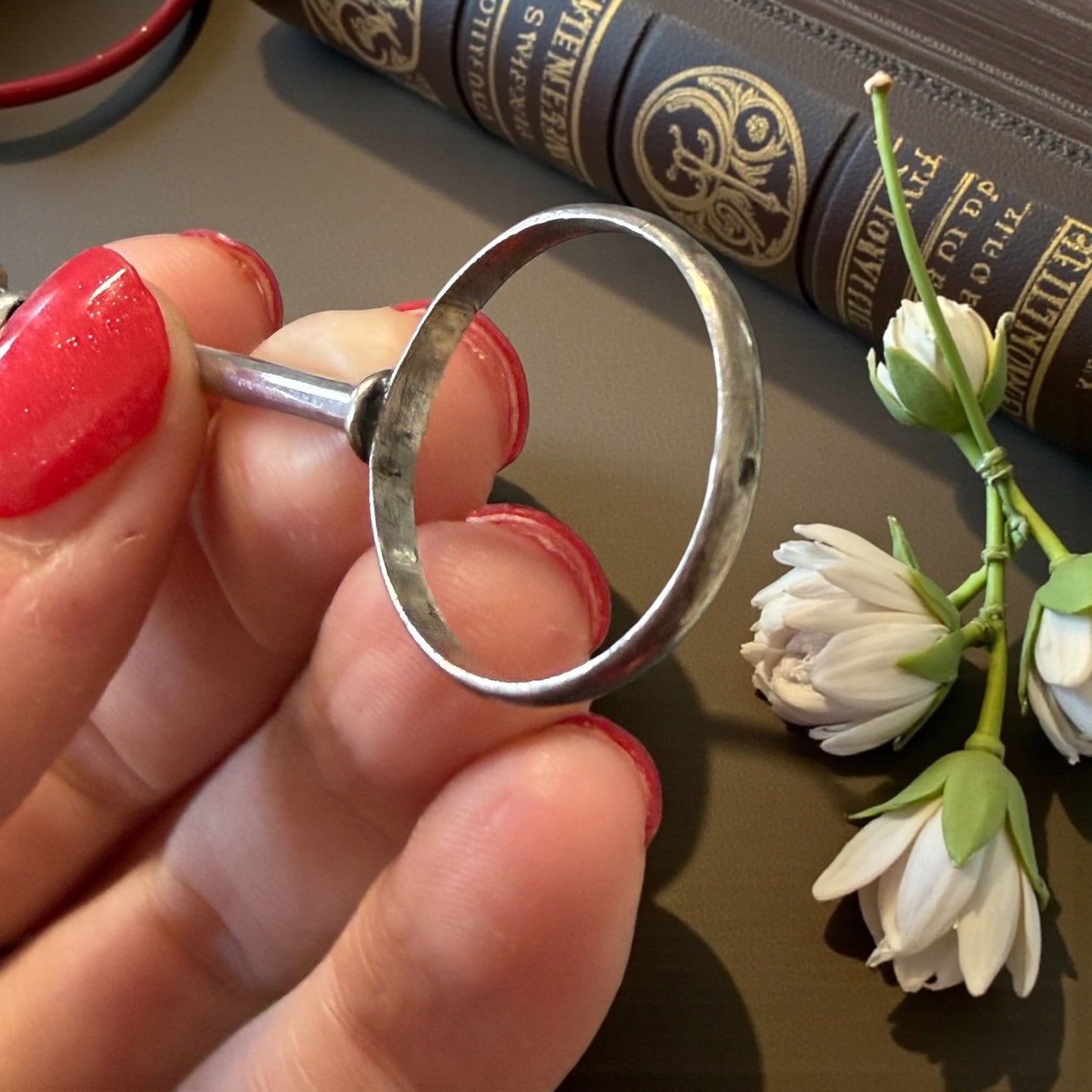 Porta-sigaretta da dito, anello in argento con asta regolabile e zampe leonine, fine ‘800 primo ‘900