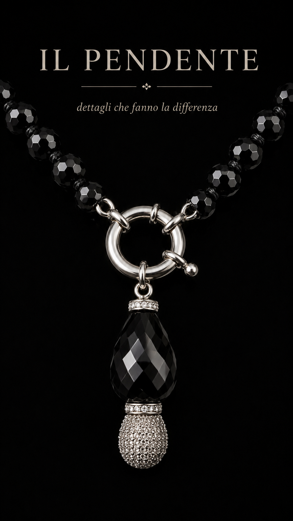 Collana con grandi perle in vetro nero sfaccettato infilate e annodate a mano e pendente amovibile con cristalli