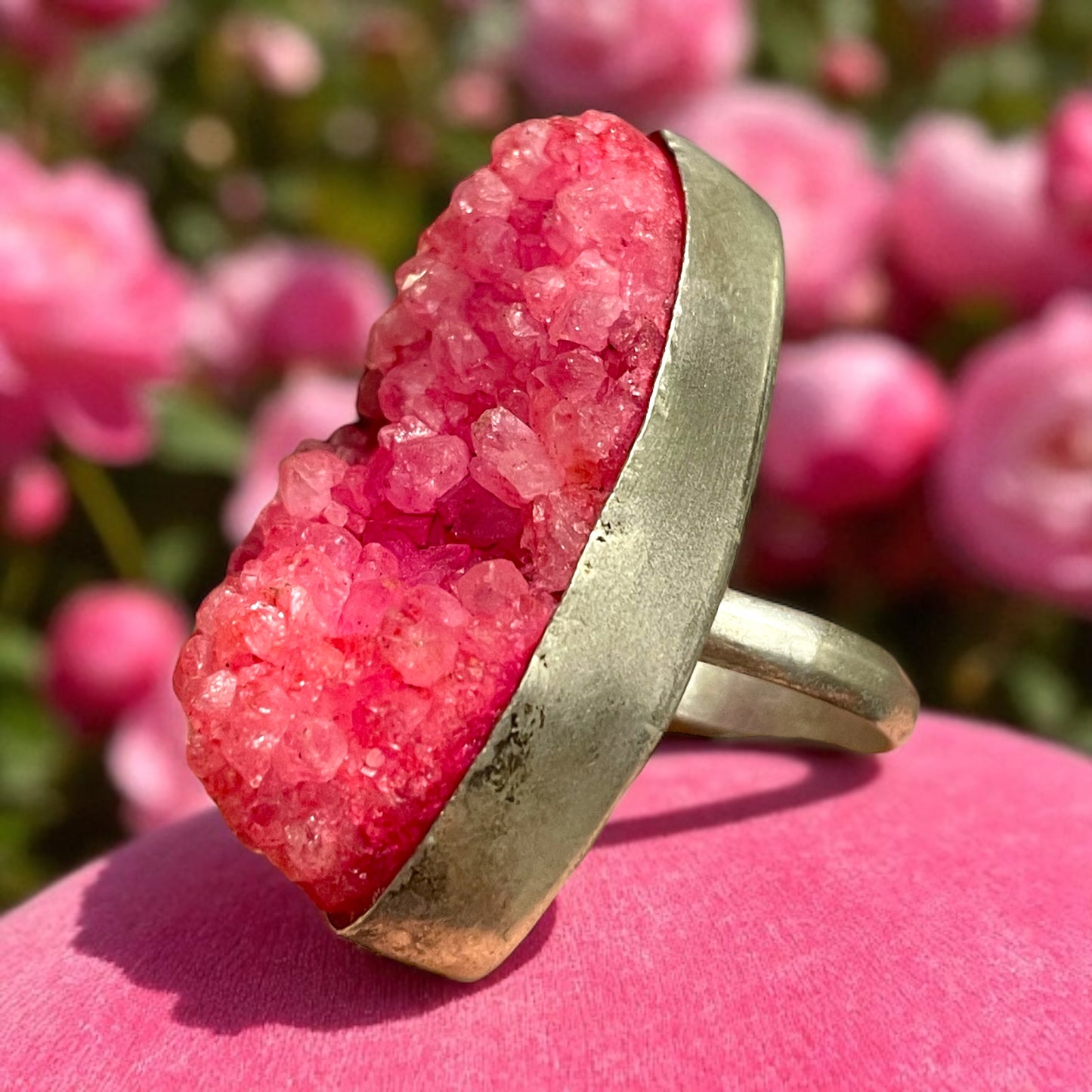 Grande anello placcato argento, creazione artigianale con drusa rosa