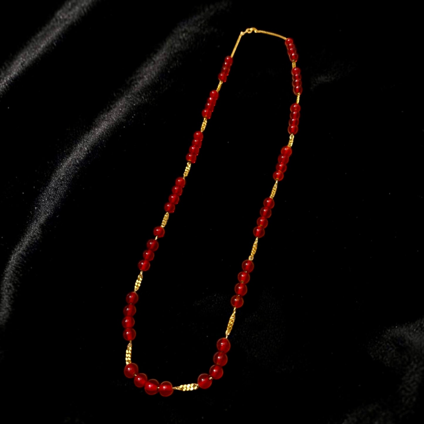 Vintage anni ‘70 collana “amarene” in perle di vetro rosso su catena placcata oro