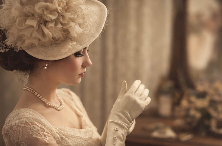 Antico set 1900 guanti lunghi da sera in pelle e scatola porta guanti con monogramma