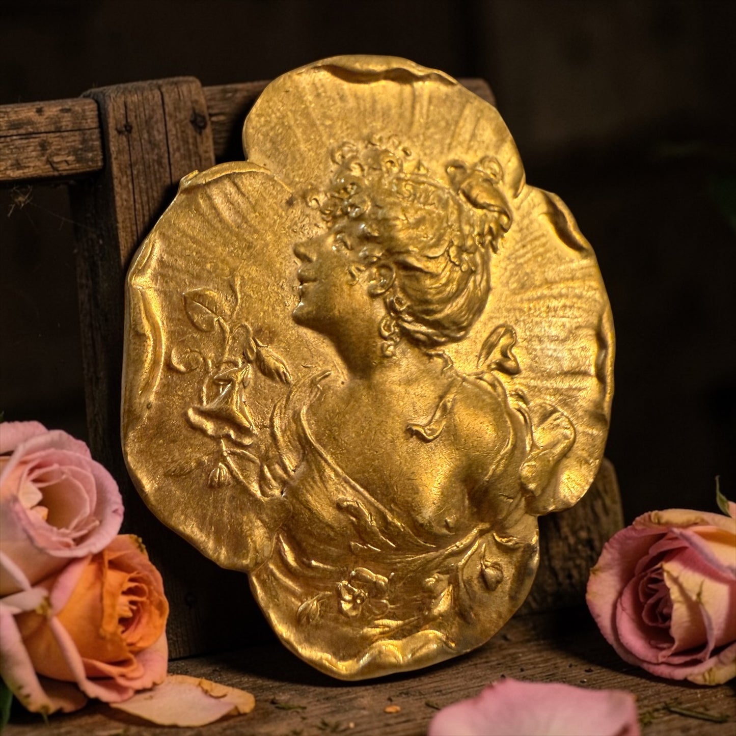 Spilla con profilo di donna Art Nouveau inscritto in viola del pensiero, doppia chiusura