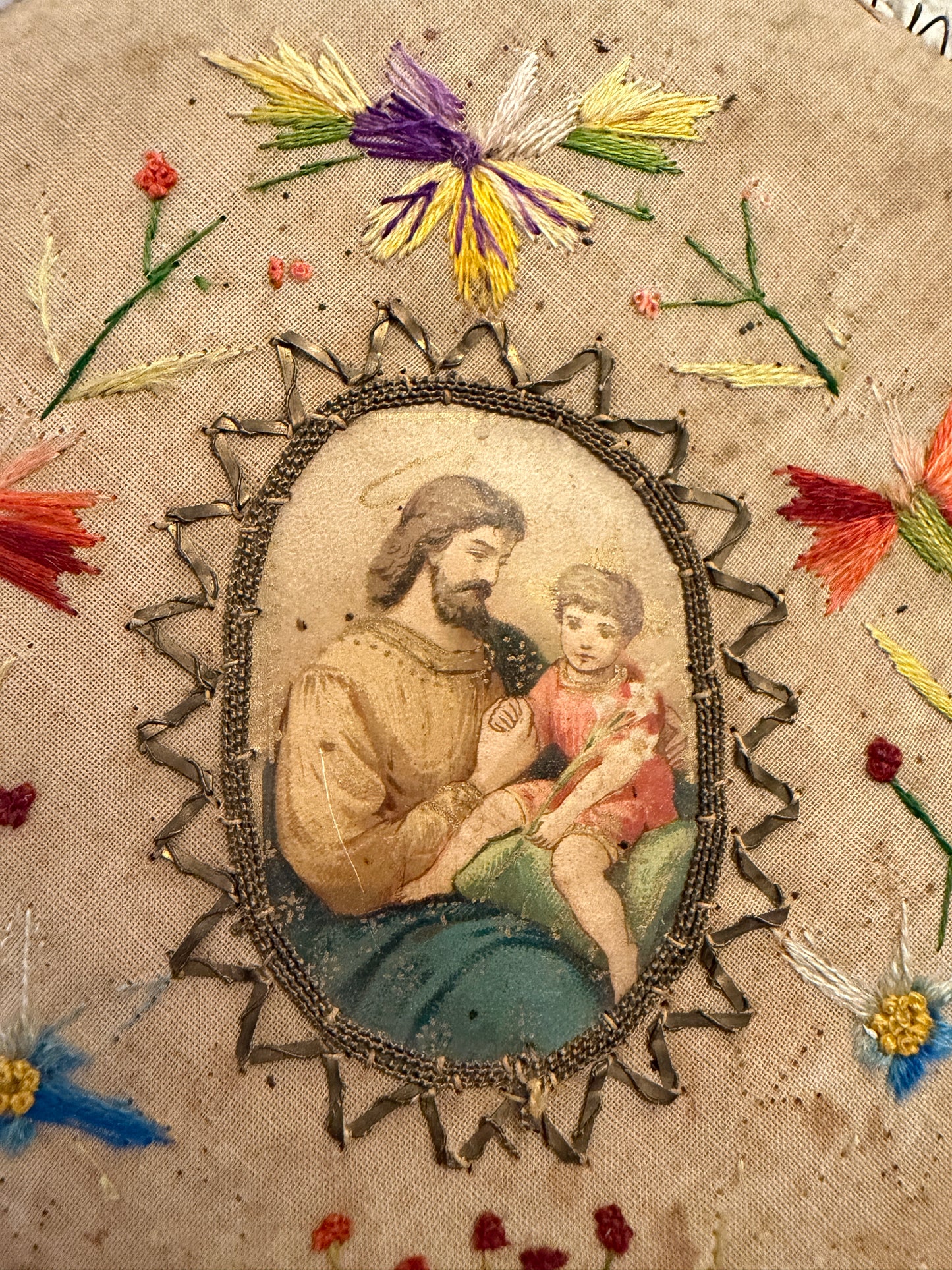 Ricordo funebre devozionale in tessuto ricamato a mano con dedica, fine ‘800