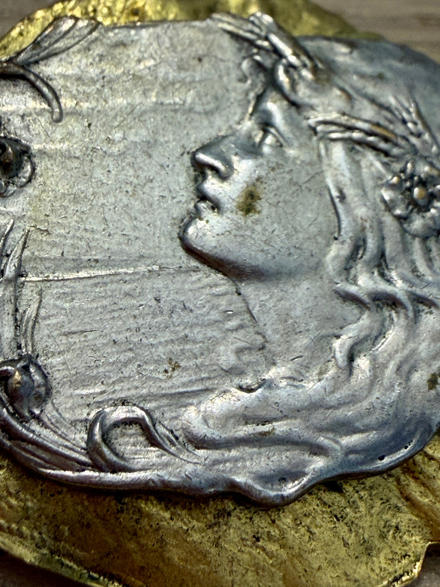 Clip / spilla ferma foulard con volto Art Nouveau alla Alphonse Mucha, doppia montatura argentata e dorata