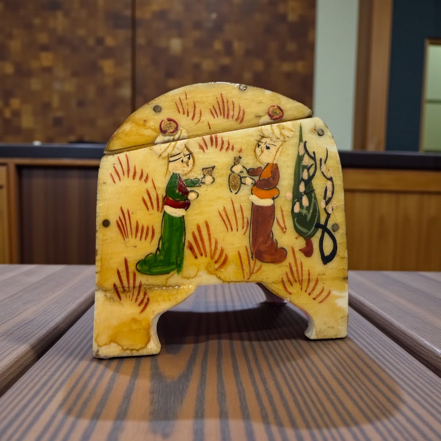 Bauletto in miniatura realizzato interamente in osso e dipinto