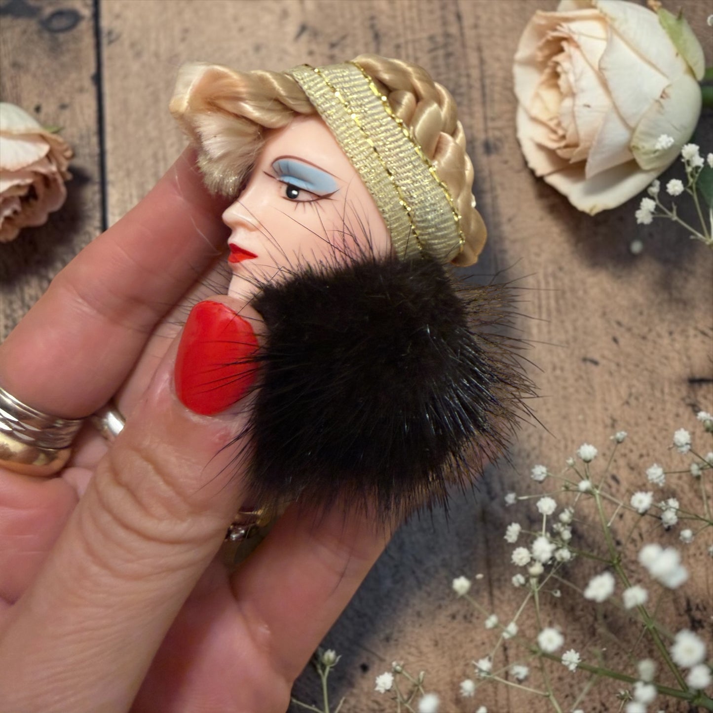 Spilla vintage lady head bionda con pelliccia