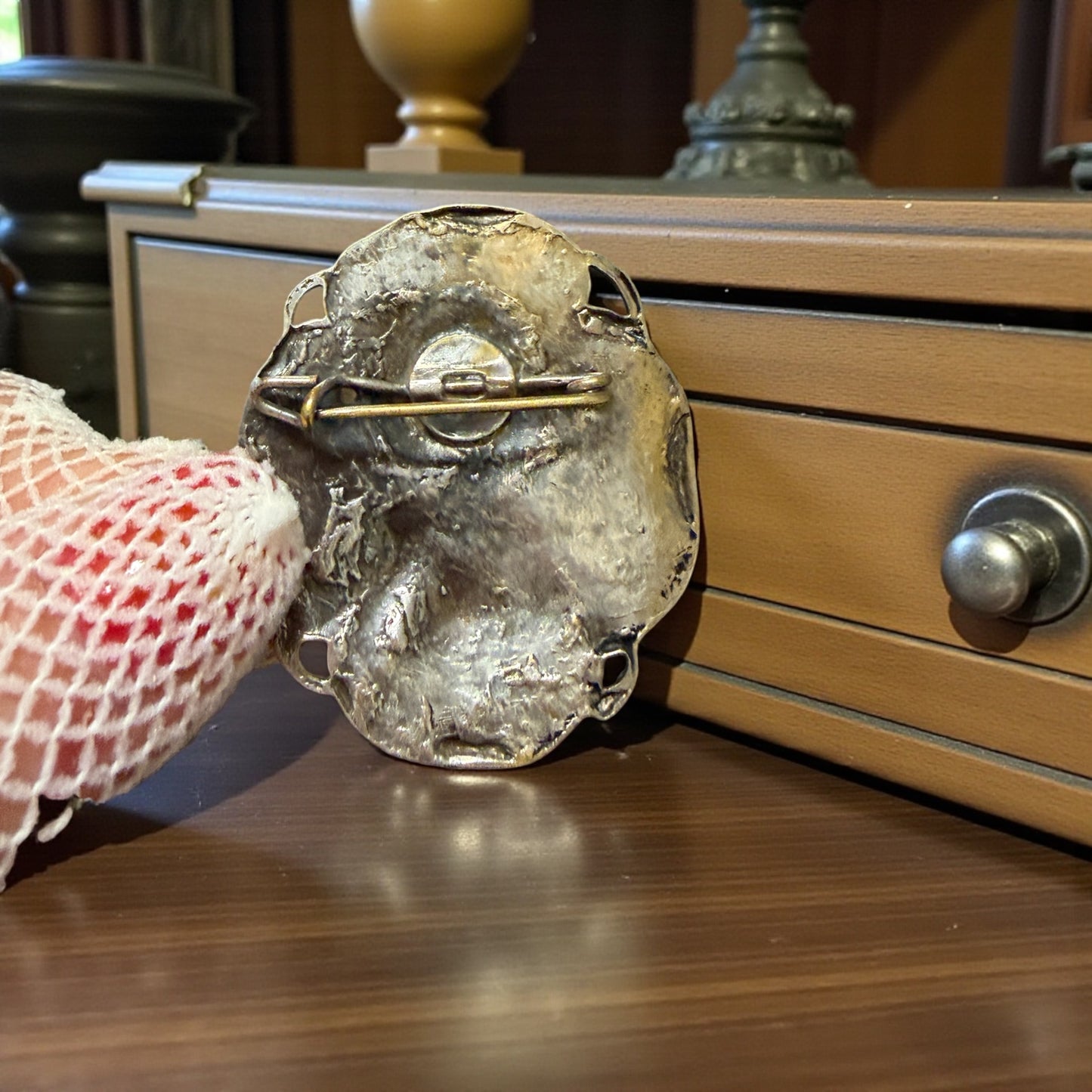 Fibbia Liberty 1900 a guisa di viola del pensiero con donna, adattata a spilla negli anni ‘40