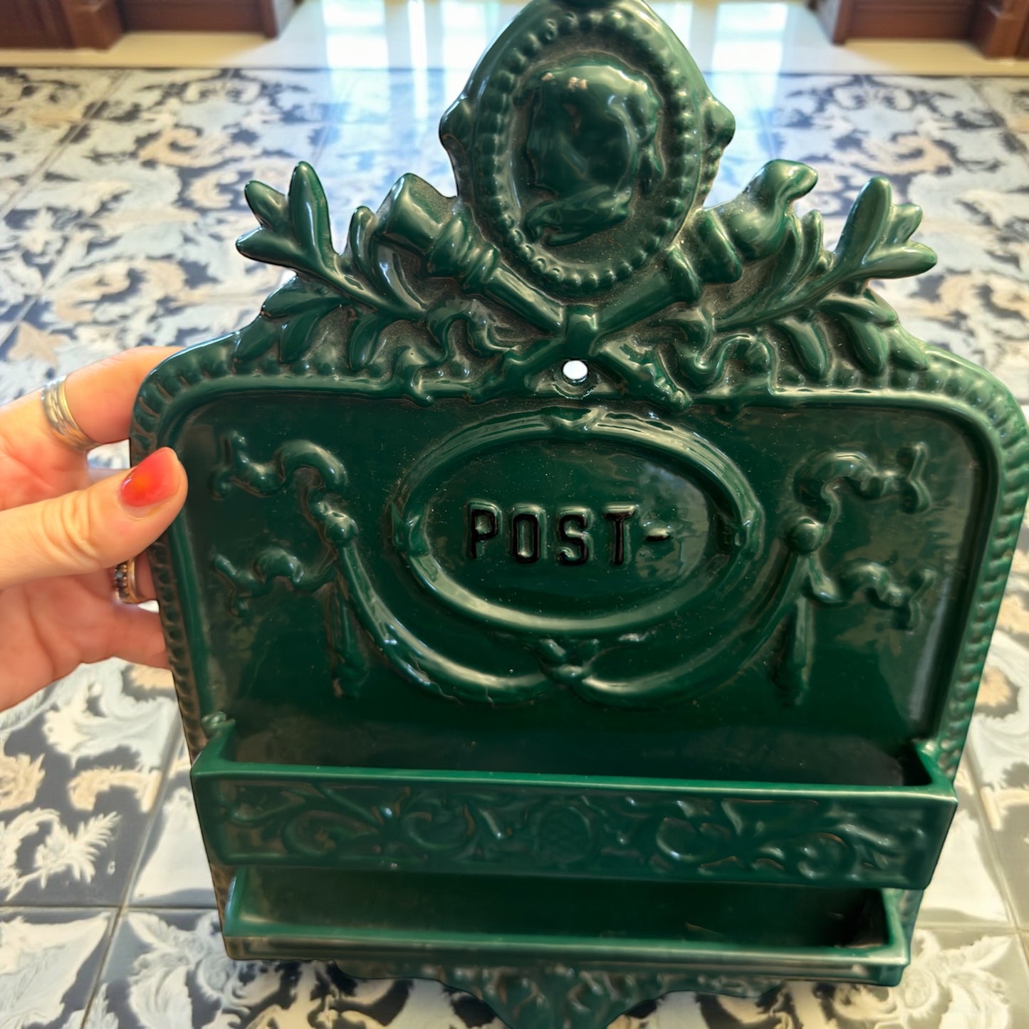 Cassetta postale da interno in ghisa smaltata contemporanea ispirata al Liberty europeo