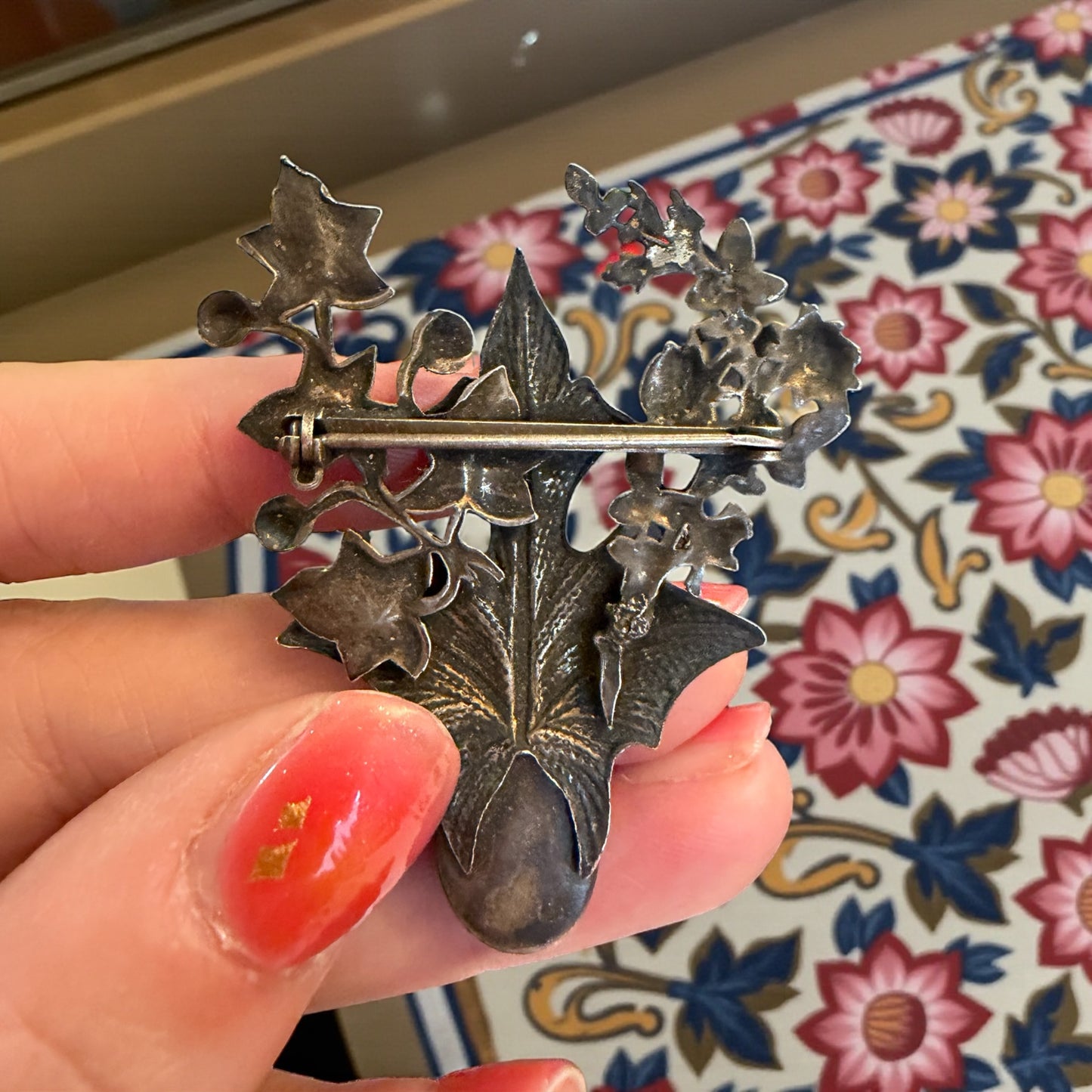 Splendida spilla in argento tardo Liberty con decorazioni fitomorfe e cuore in cornalina