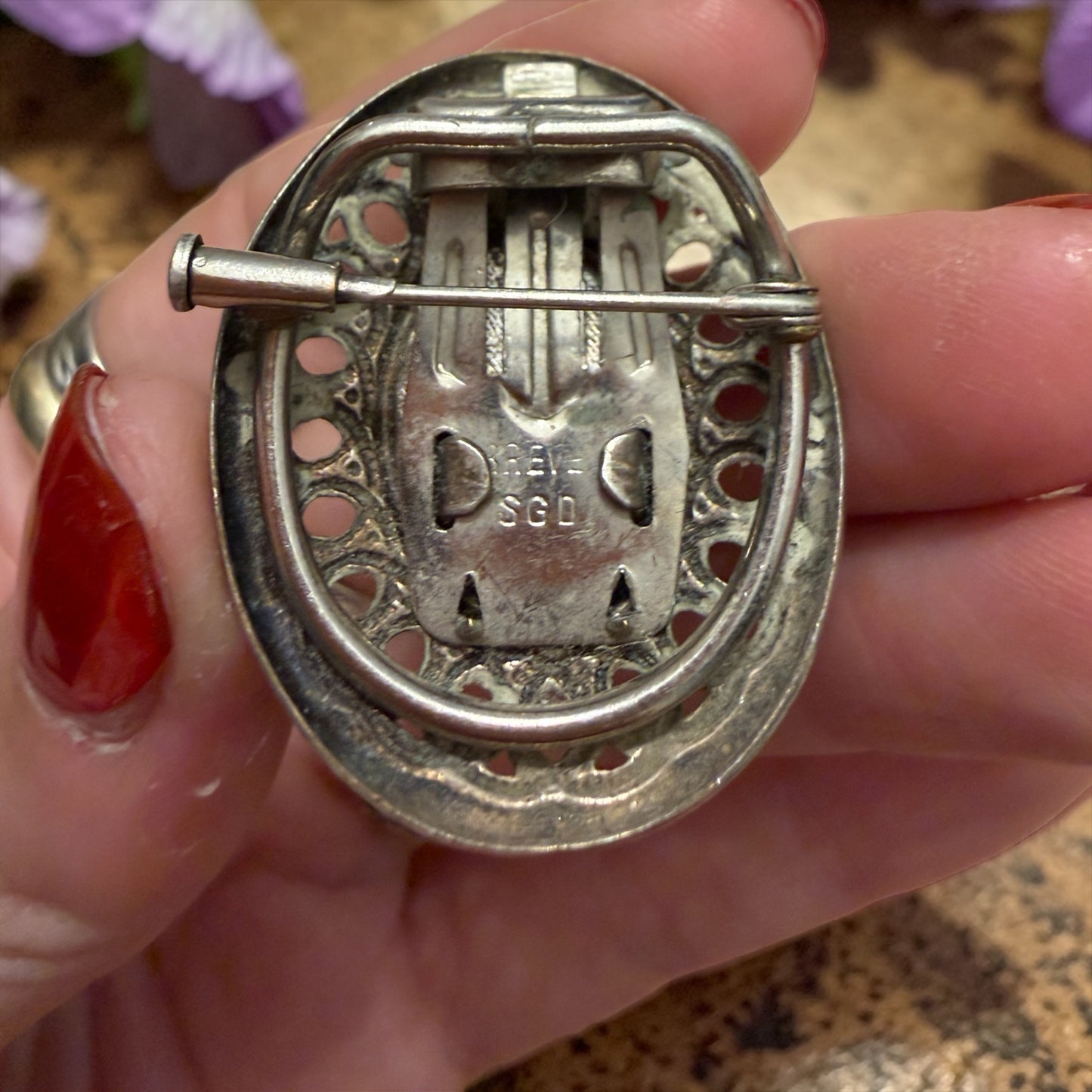 Spilla antica con clip, pasta di vetro color viola del pensiero, placcata argento francese anni ‘30