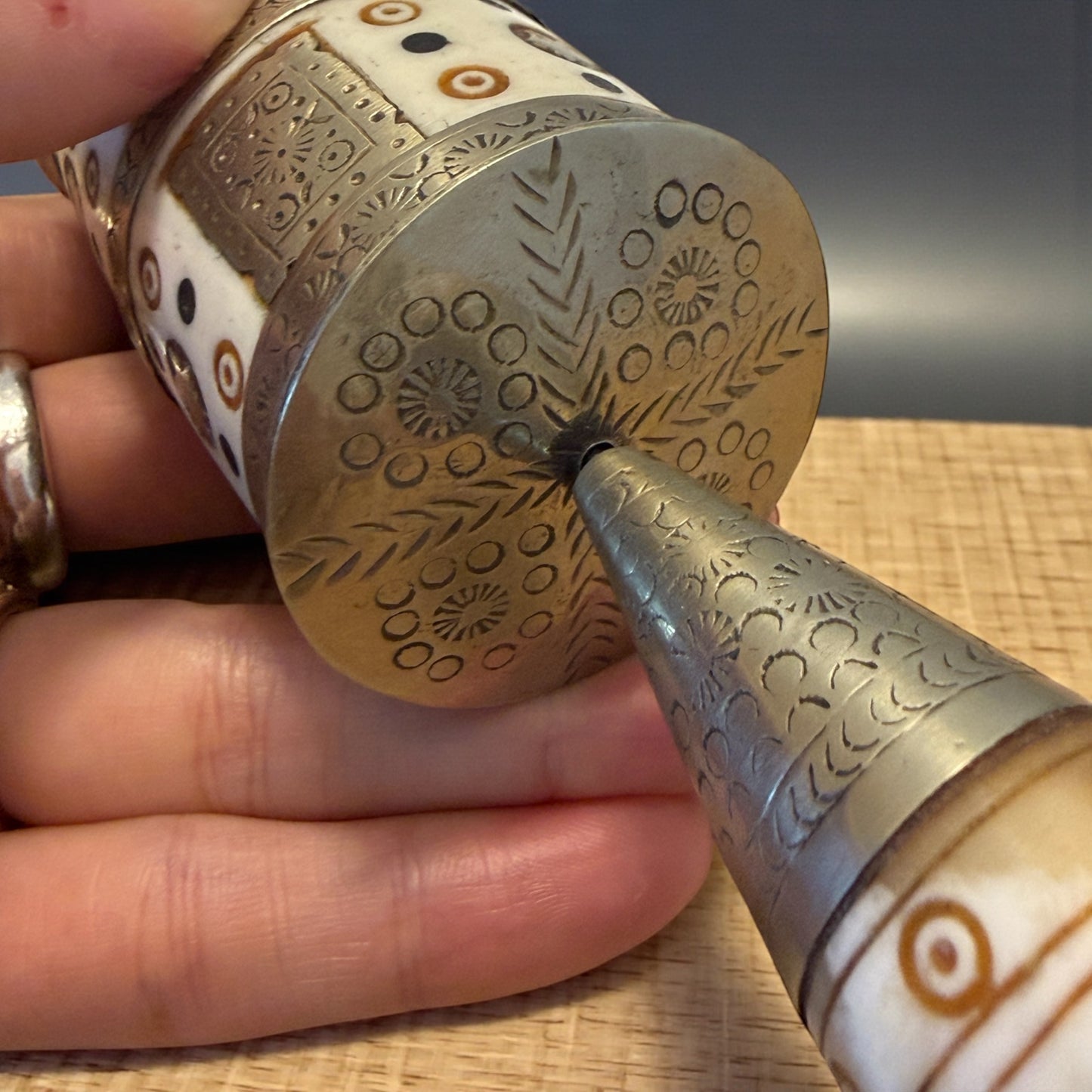 Ruota da preghiera tibetana in osso lavorato e decorato