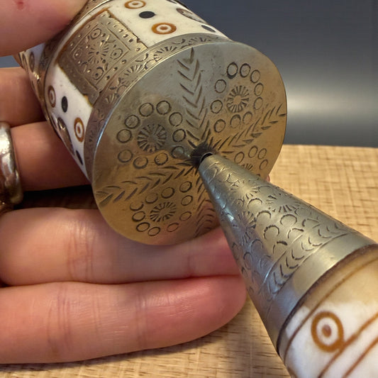 Ruota da preghiera tibetana in osso lavorato e decorato