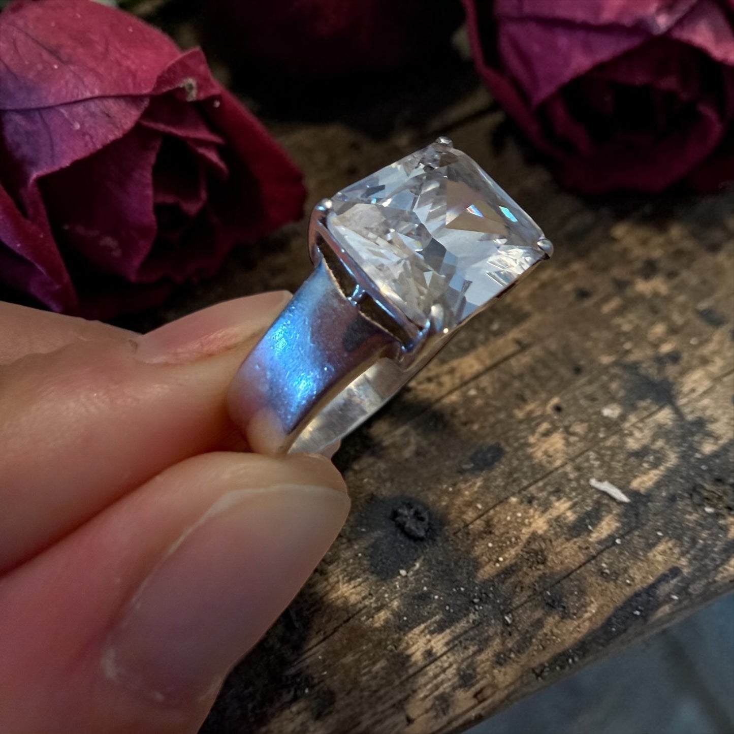 Anello argento 925 con castone e fascione alti e grande zirconia cubica, anni ‘70